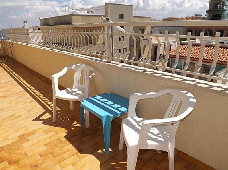 Double Room with Balcony - Photo 4