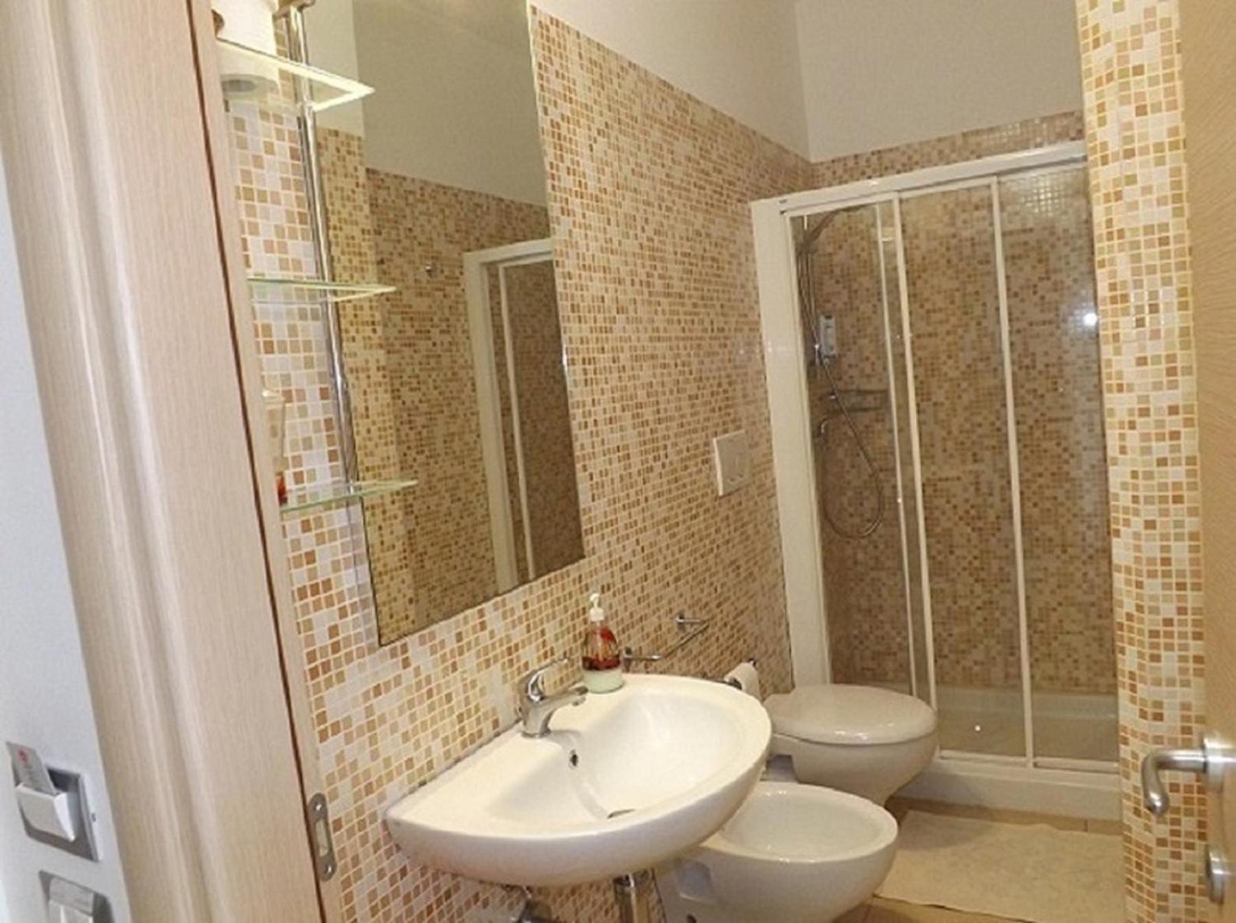 Double Room with Balcony - Photo 7