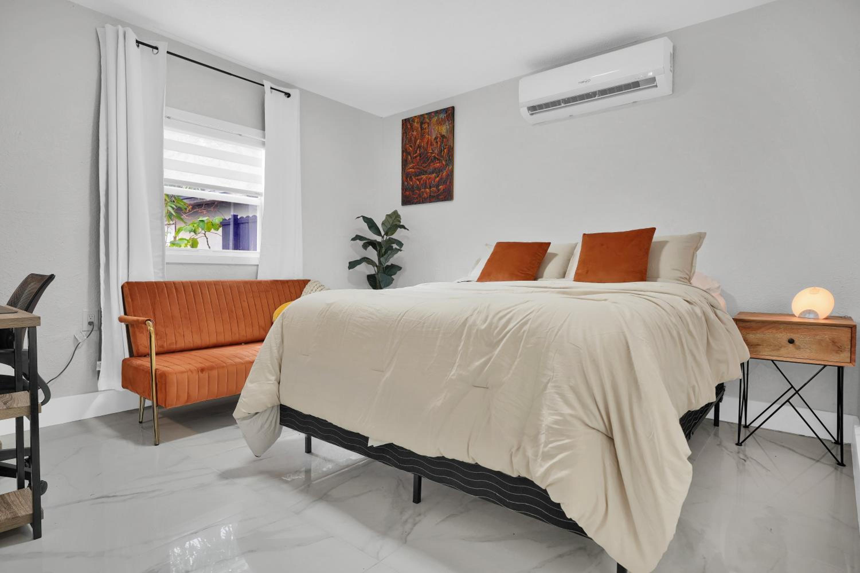 One-Bedroom Apartment photo 1