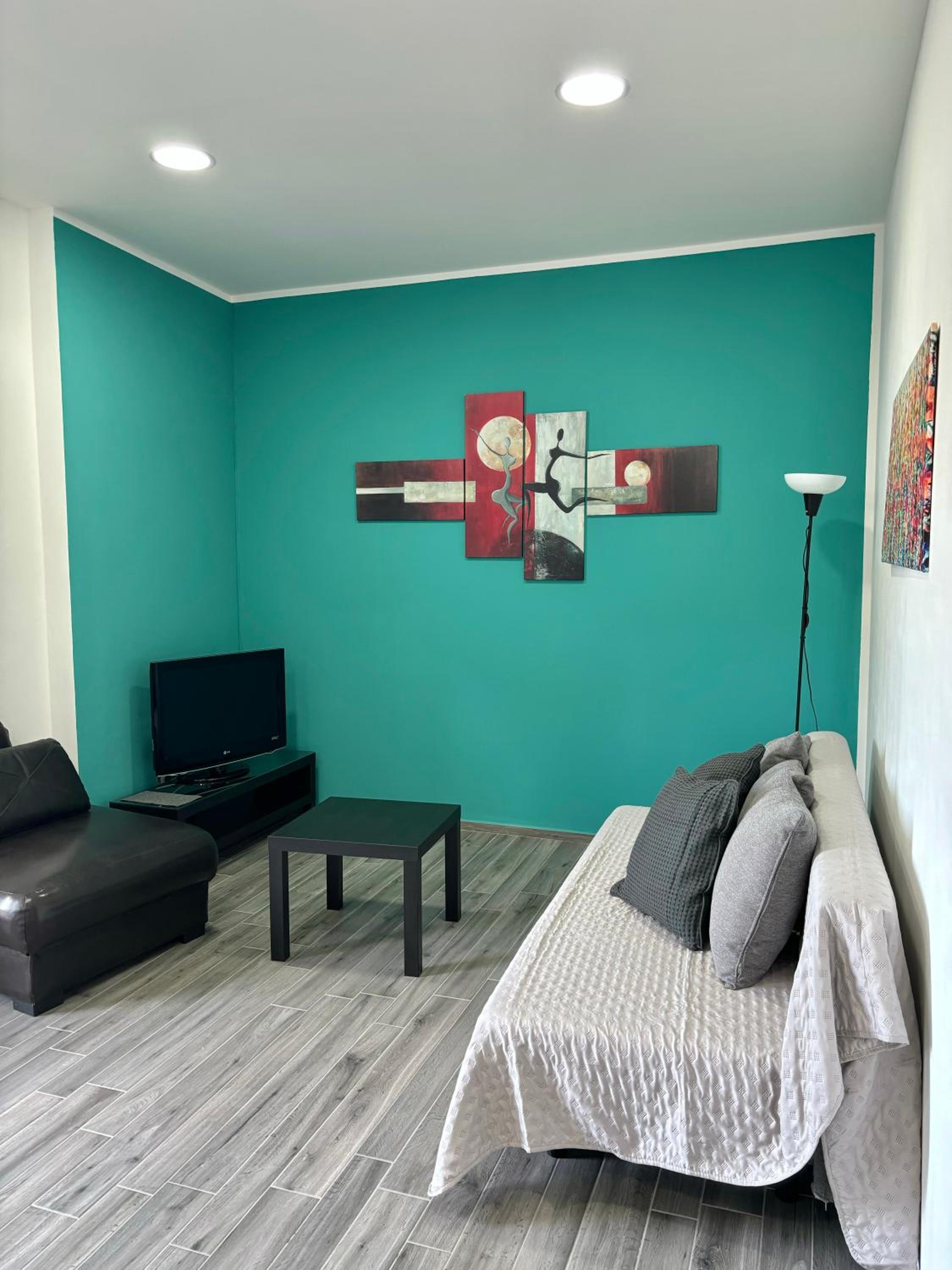One-Bedroom Apartment photo 1