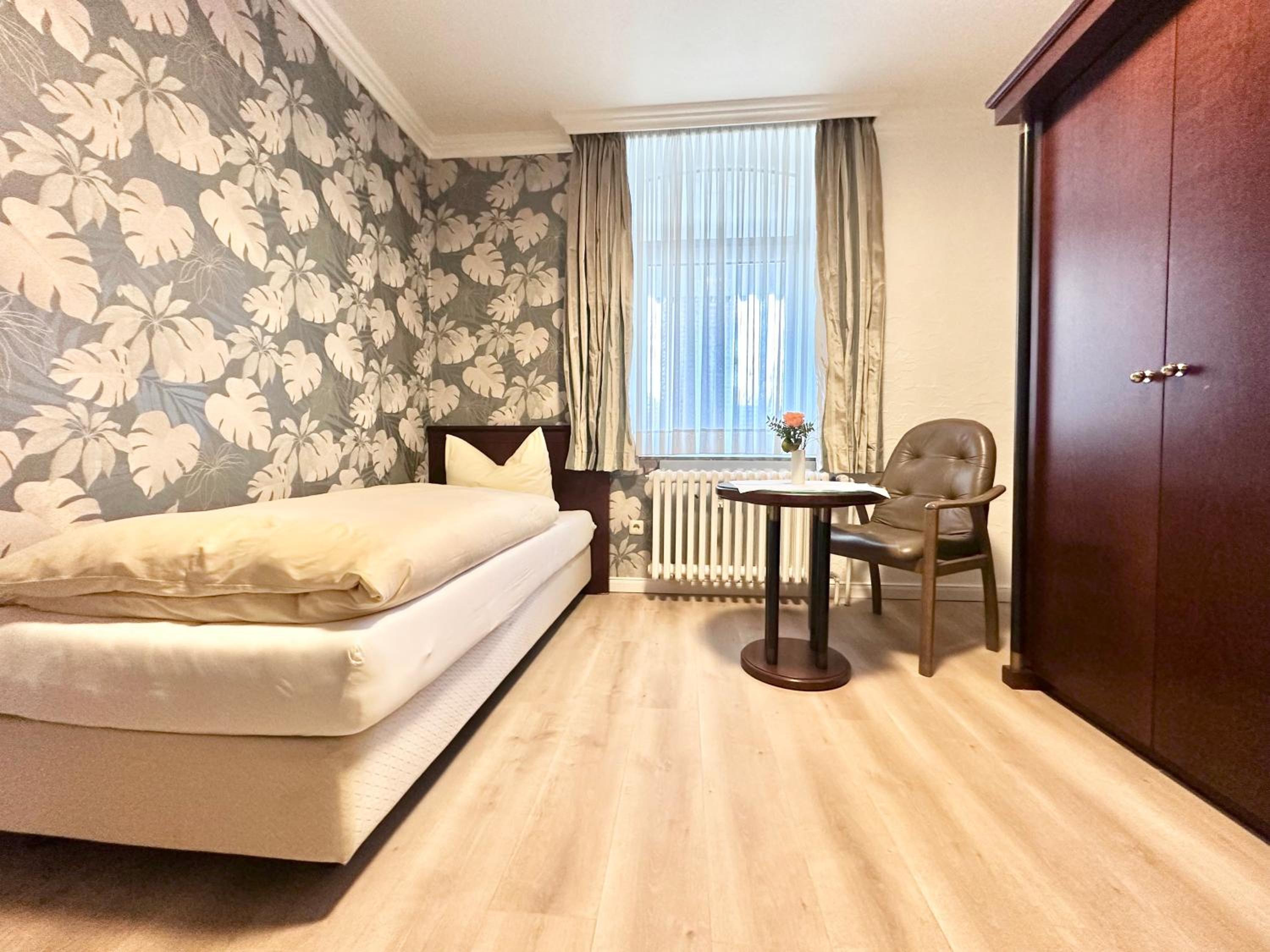 Single Room with Bathroom photo 2