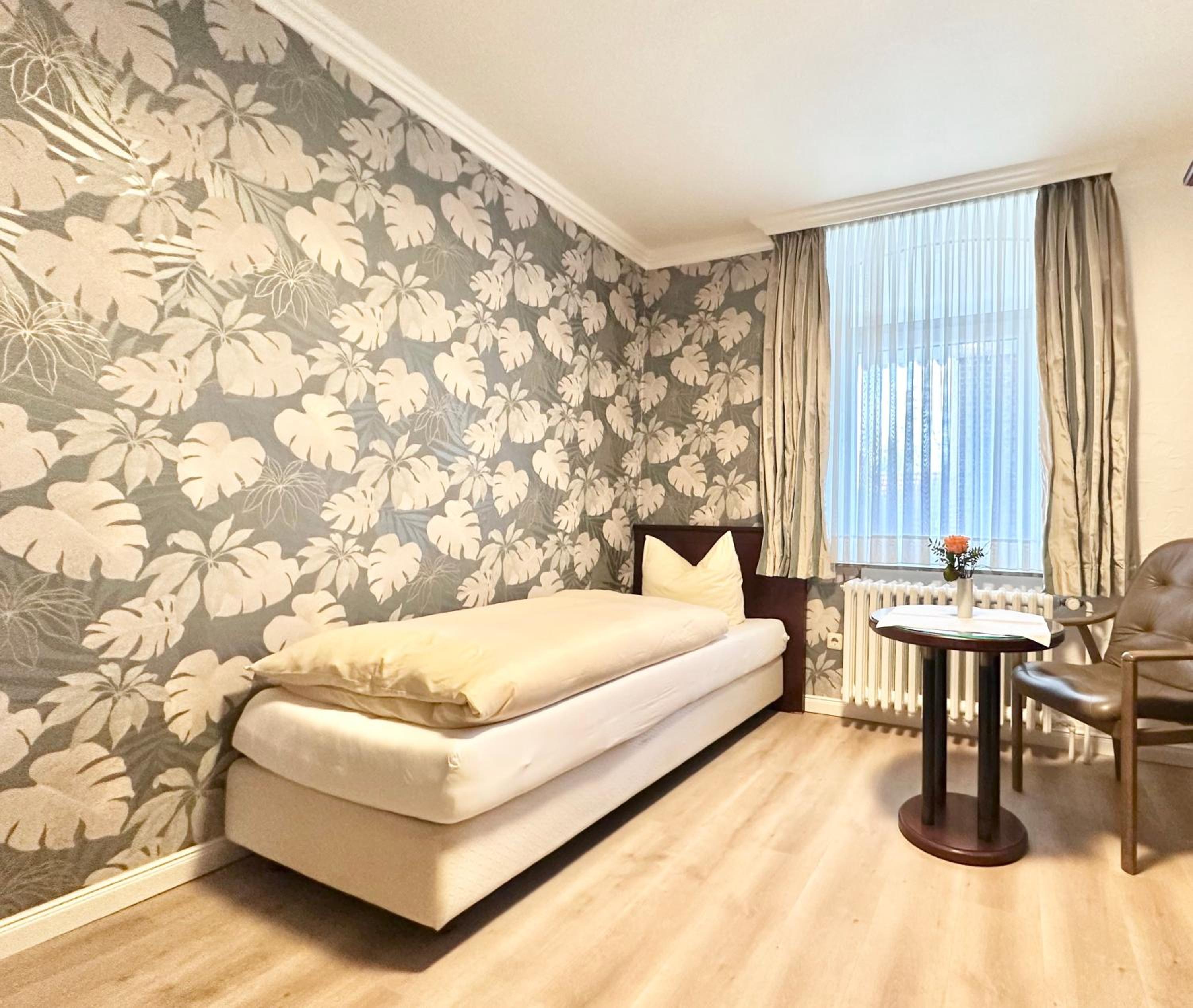Single Room with Bathroom photo 3