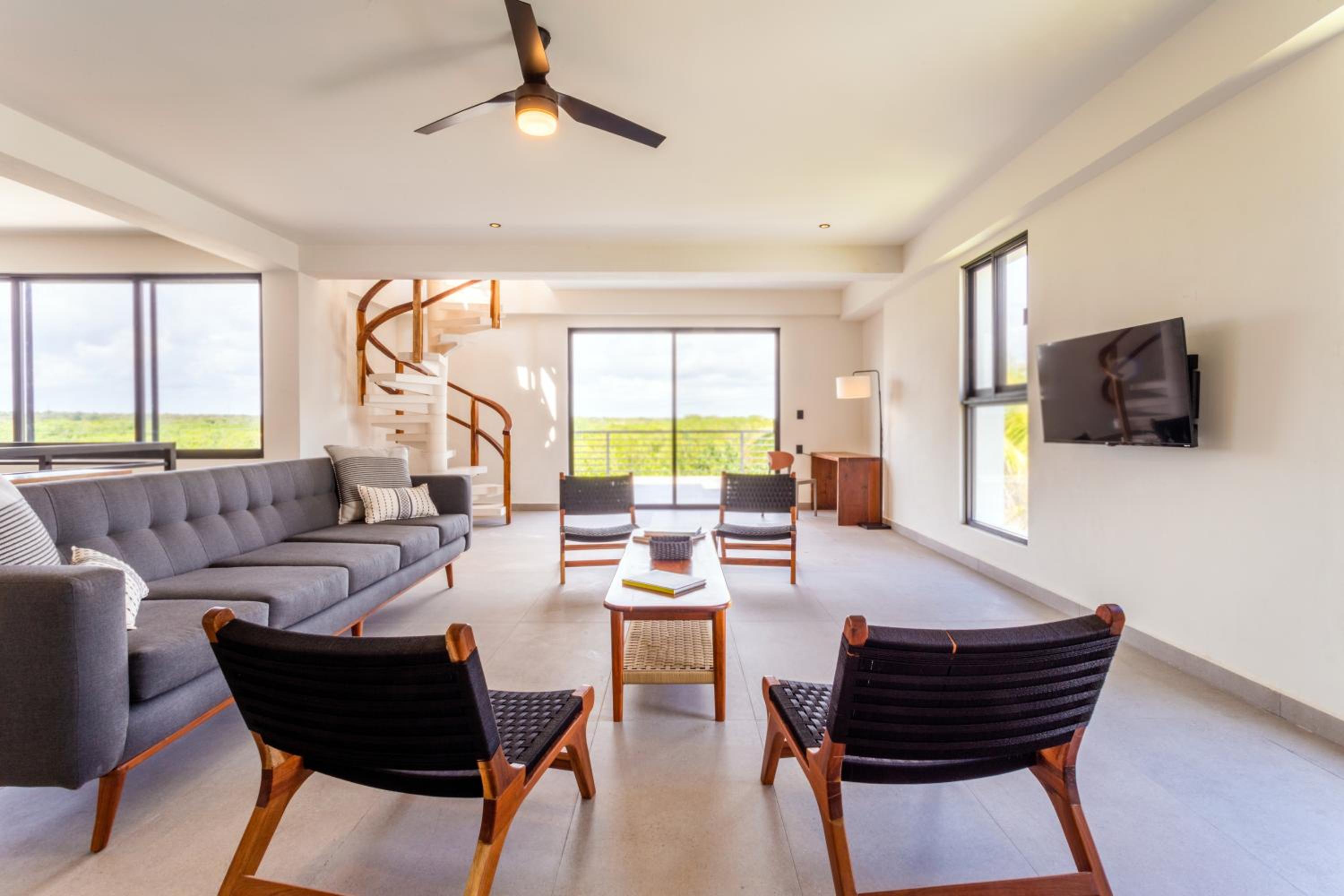 Eight-Bedroom House photo 1