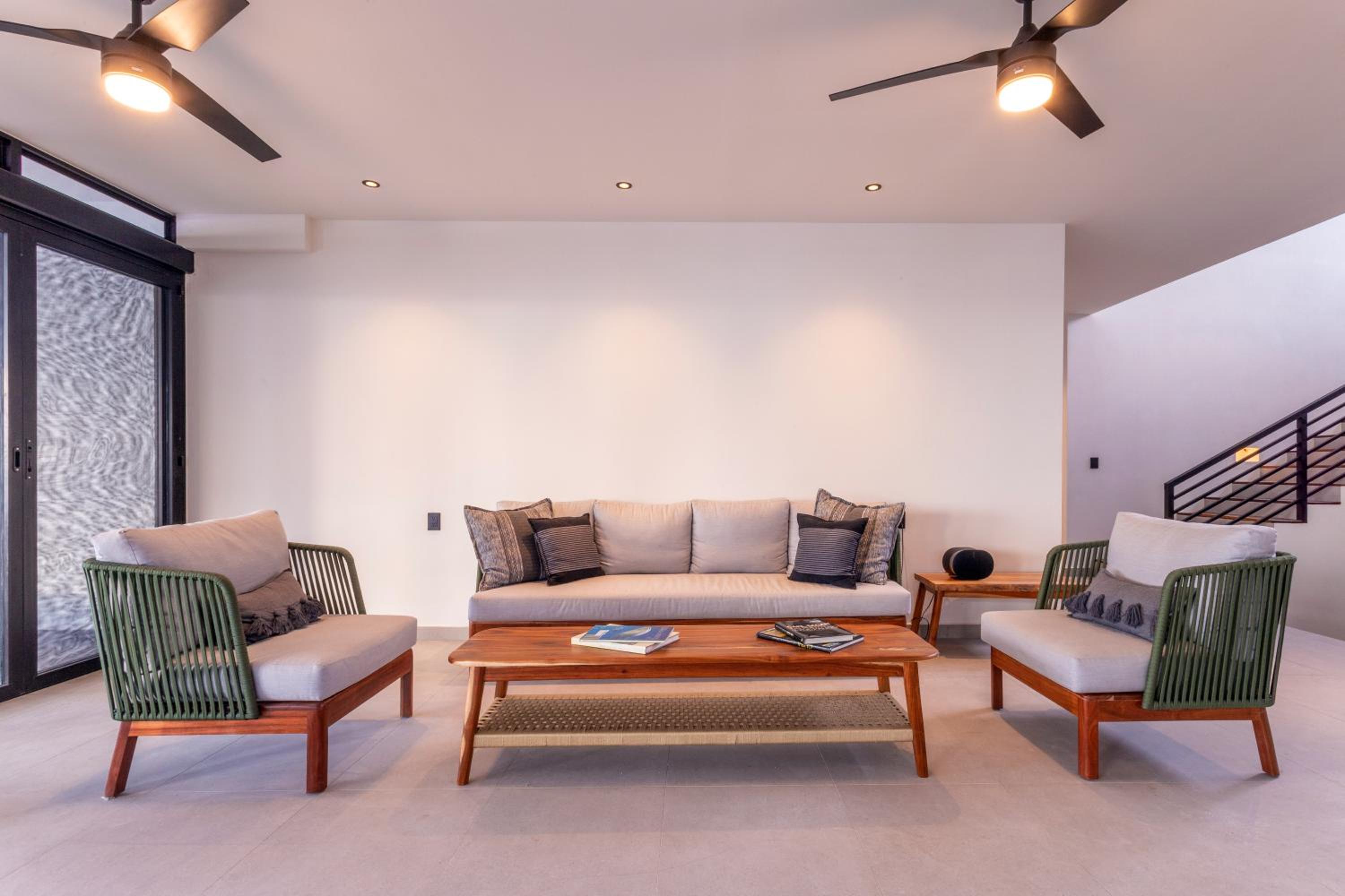 Eight-Bedroom House photo 2