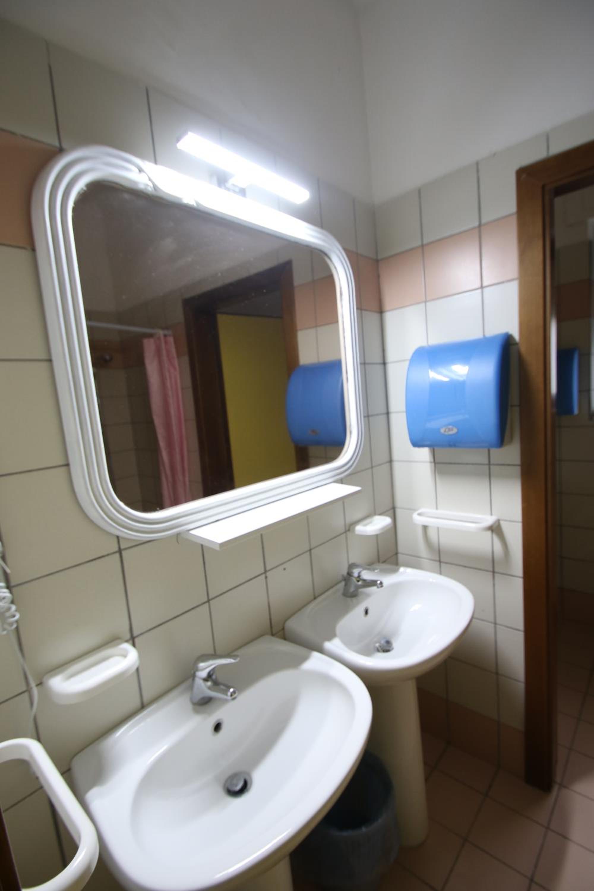 Quadruple Room with Shared Bathroom photo 2