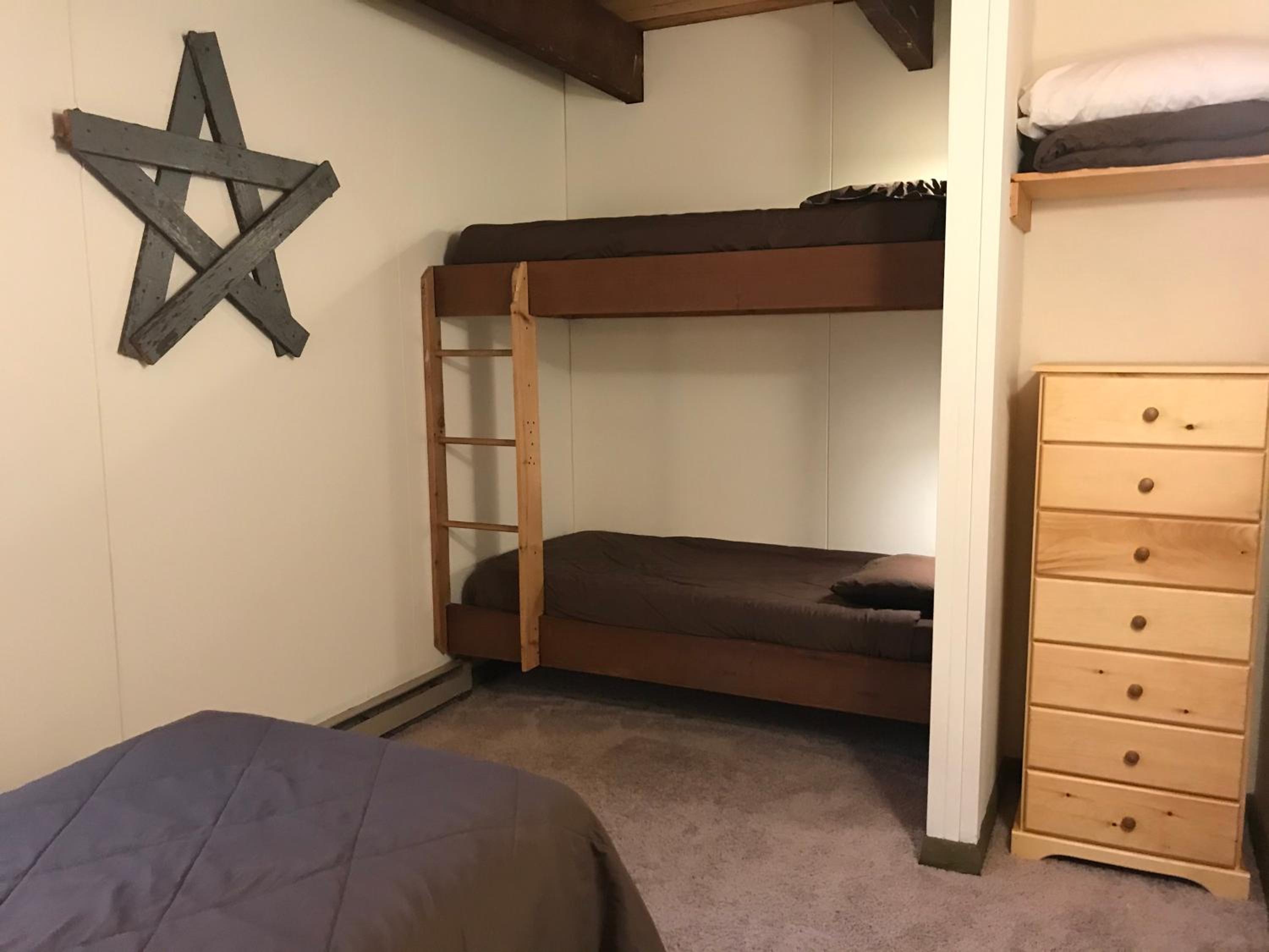 Five-Bedroom House photo 1