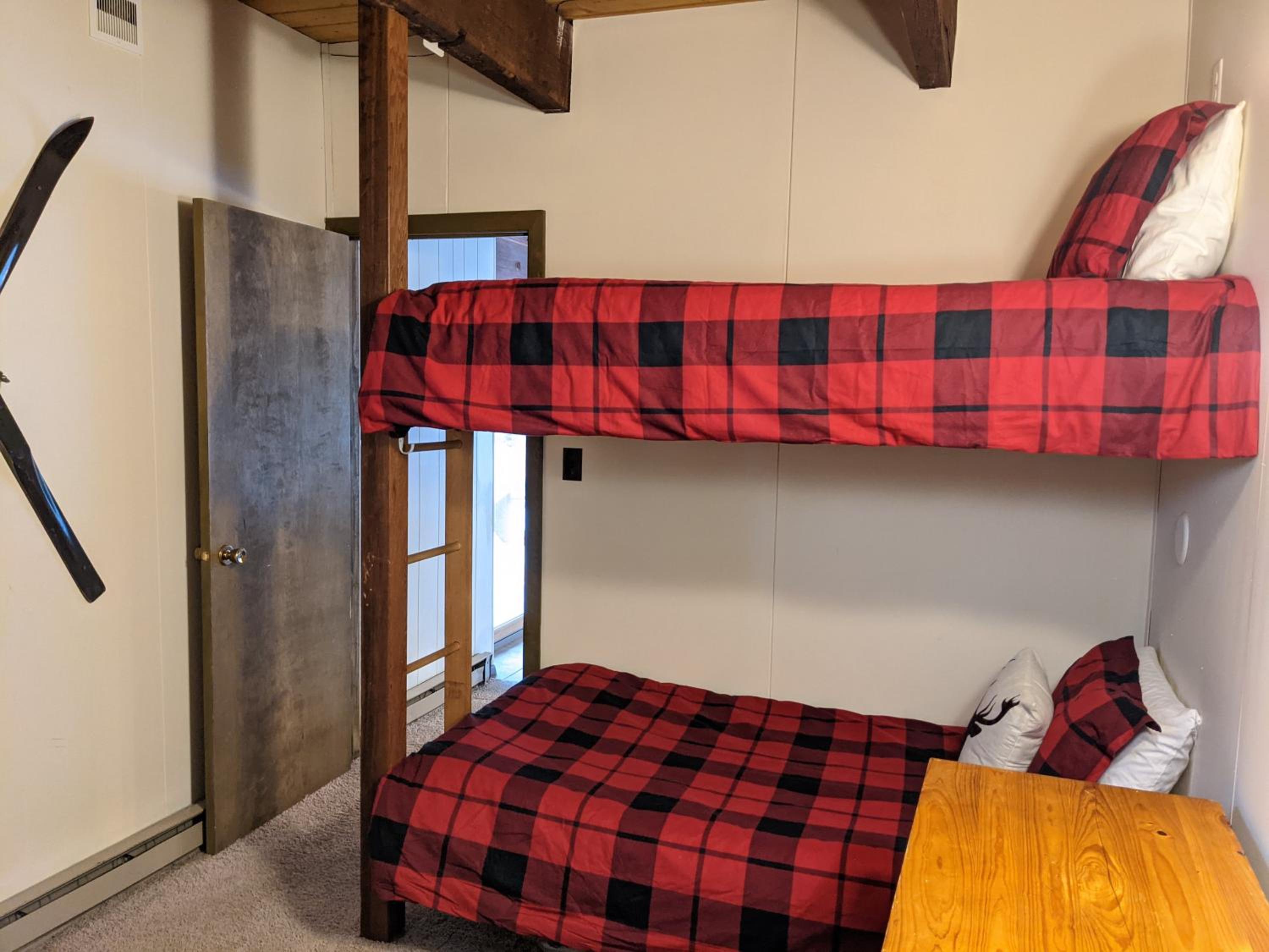 Five-Bedroom House photo 2