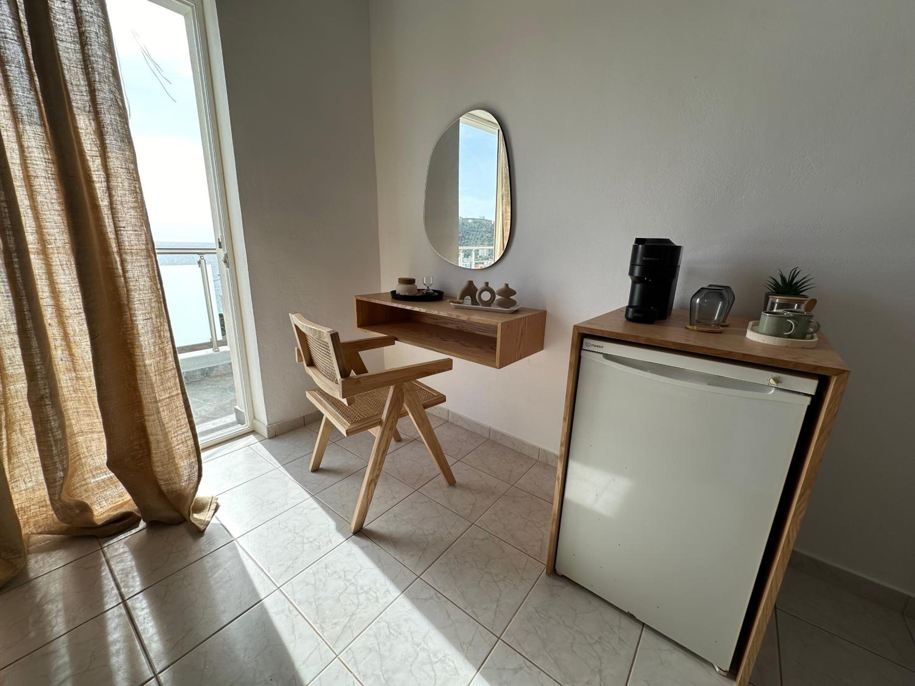 Deluxe Double Room with Balcony and Sea View photo 2