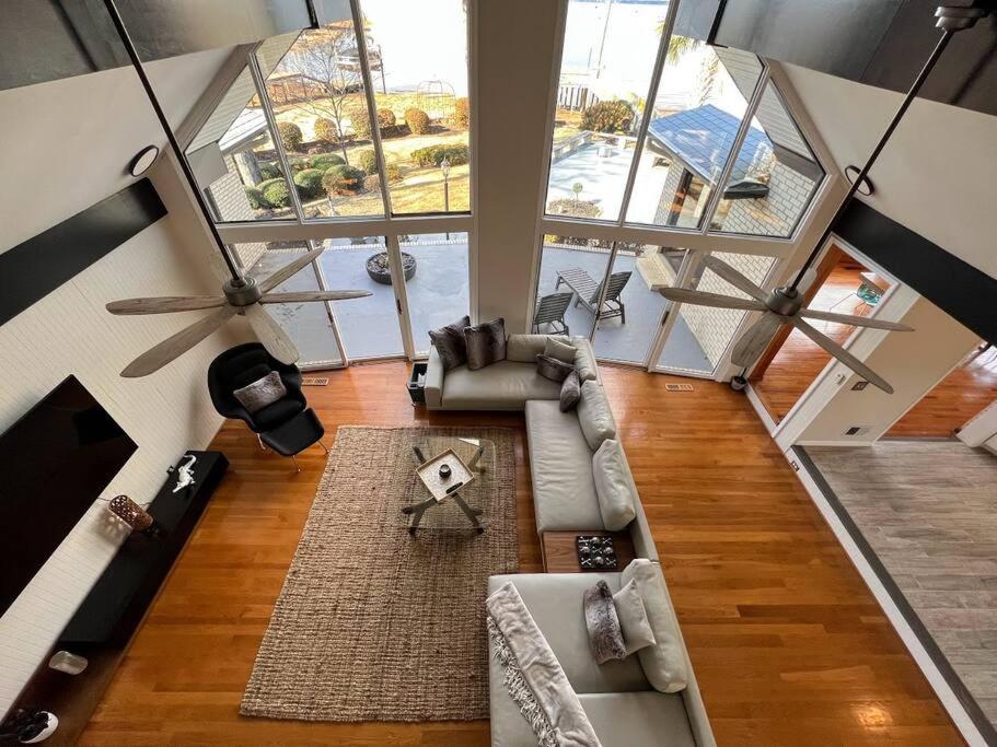 Family Room with Mountain View photo 3