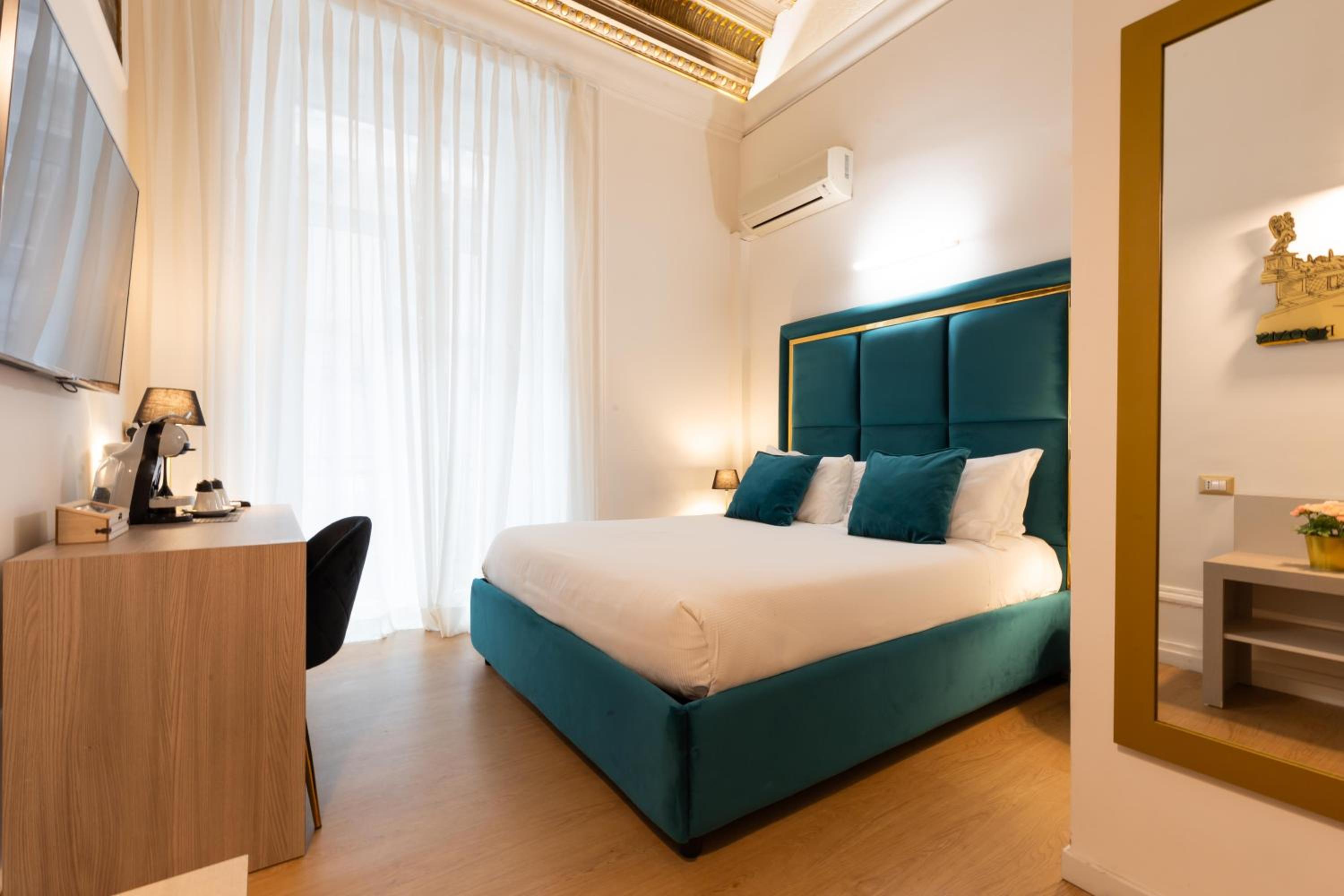 Queen Room with Balcony photo 2