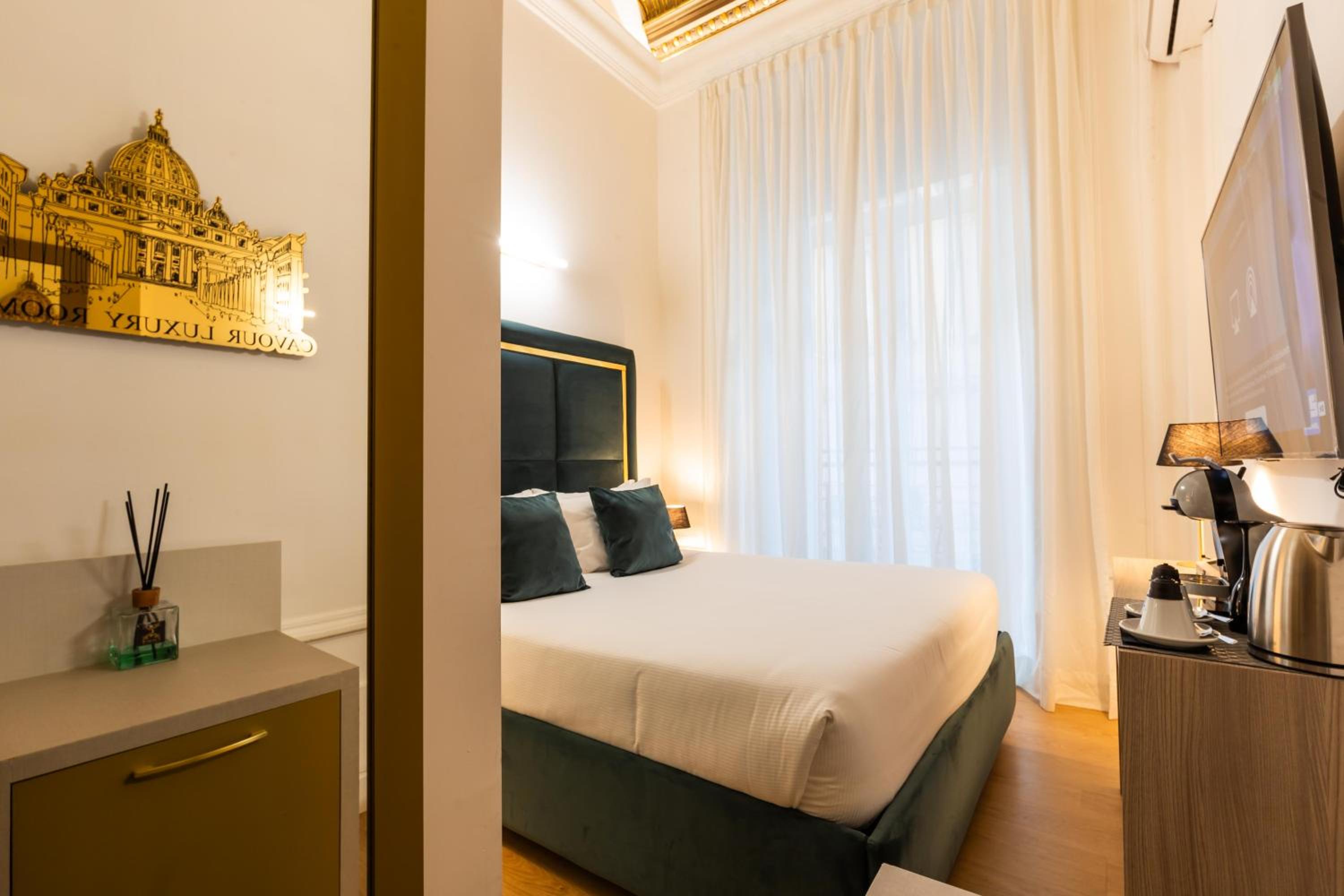 Deluxe Double Room with Balcony photo 2