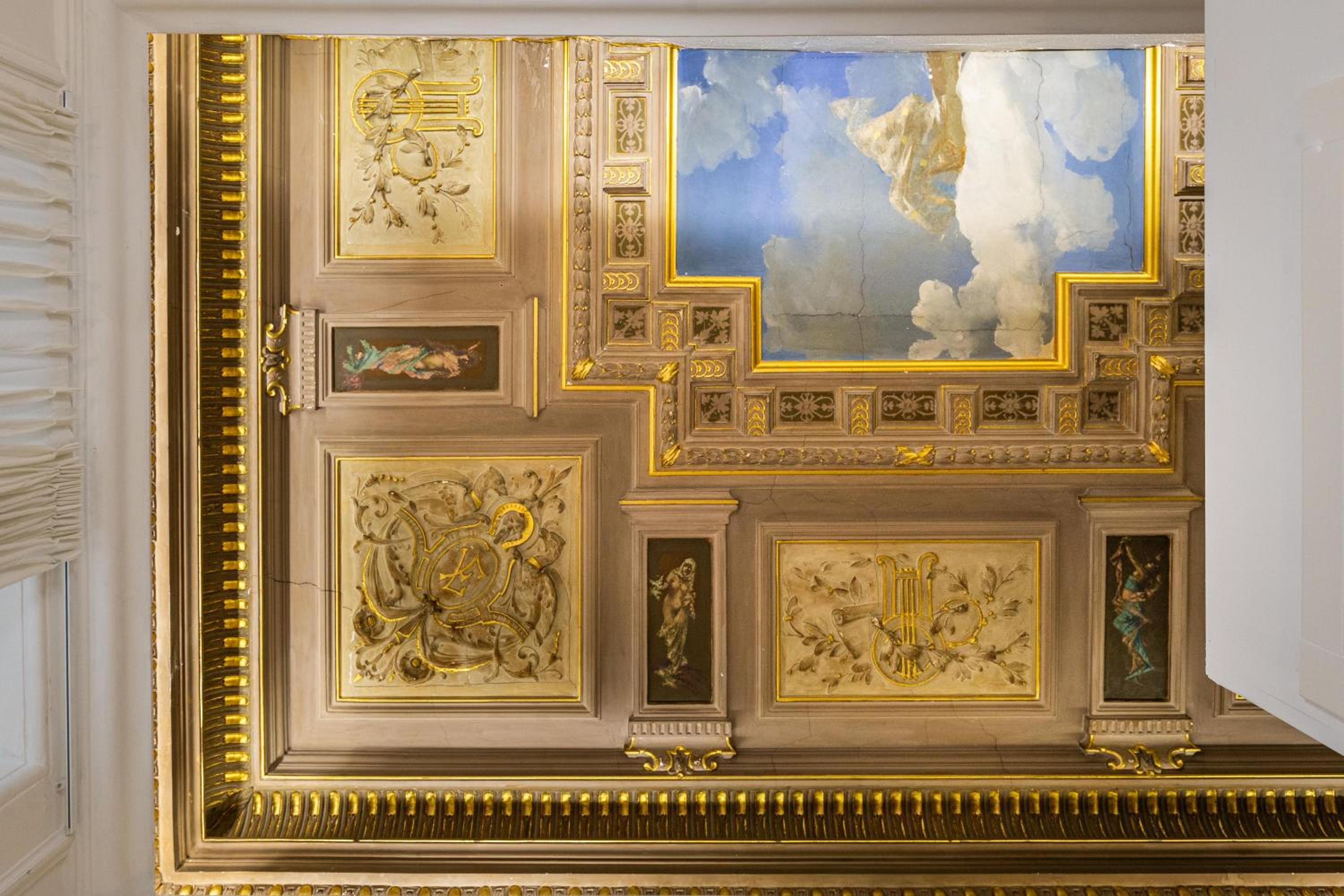 Queen Room with Balcony photo 3