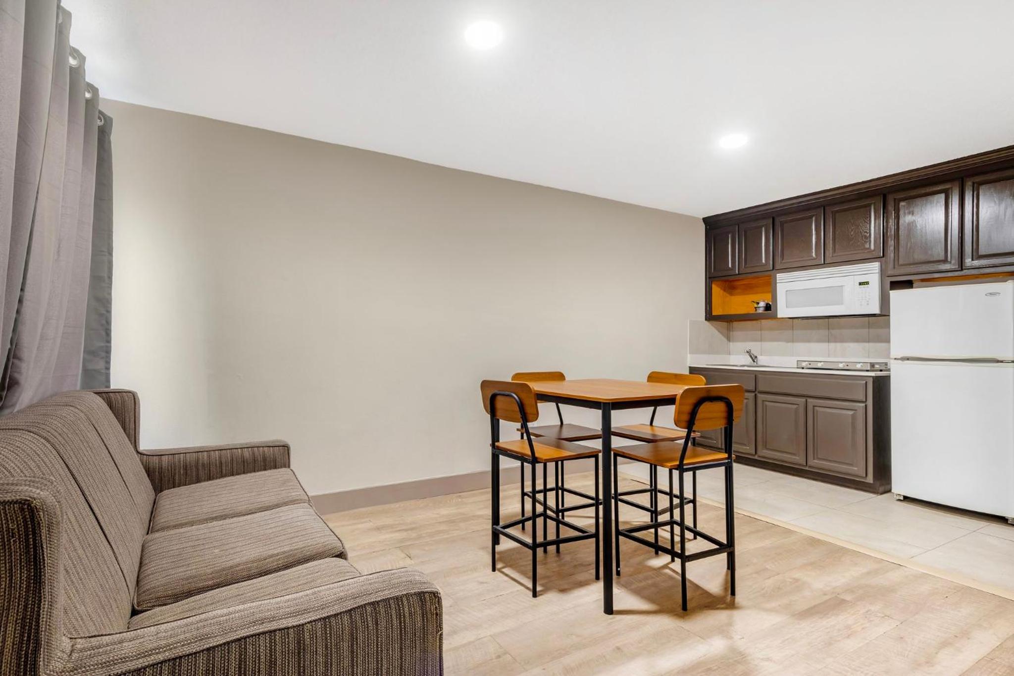 Suite King Room with Kitchenette Non-Smoking - Photo 3
