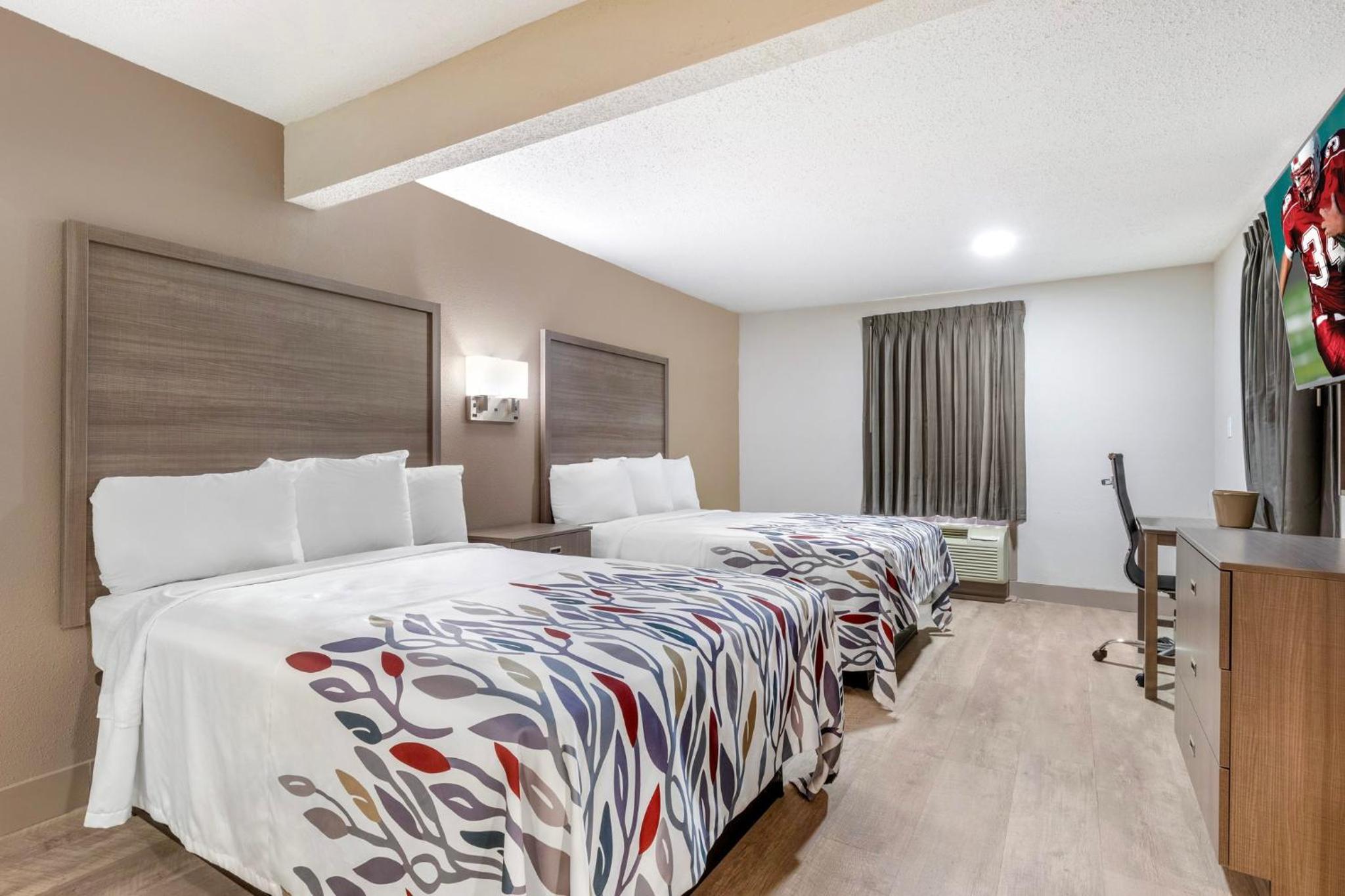 Suite with Two Double Beds Smoking - Photo 2