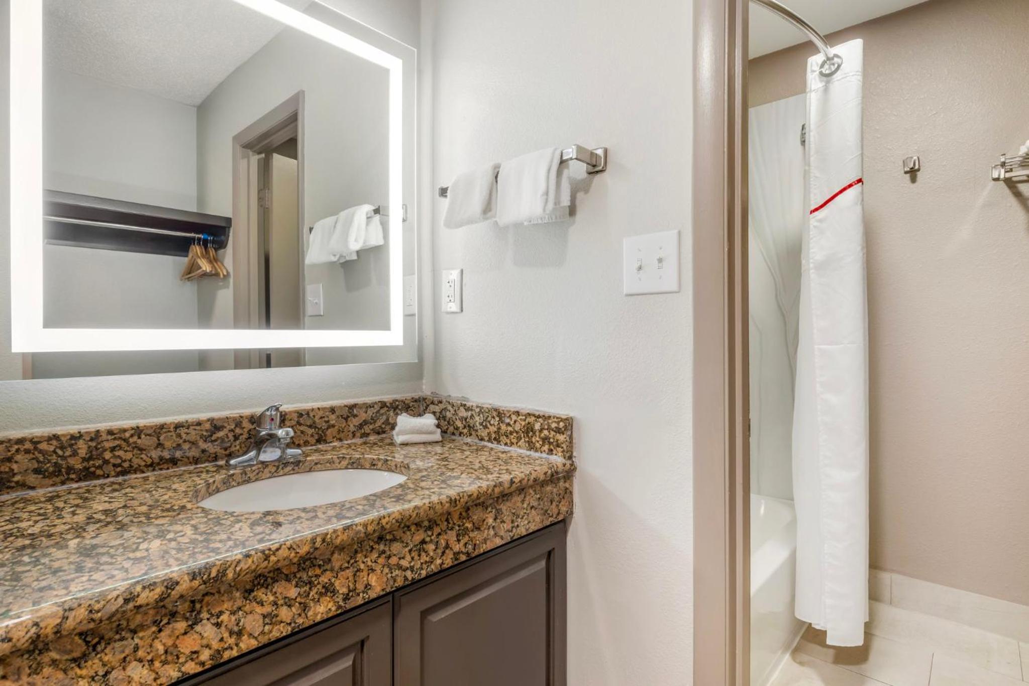 Suite King Room with Kitchenette Non-Smoking - Photo 4