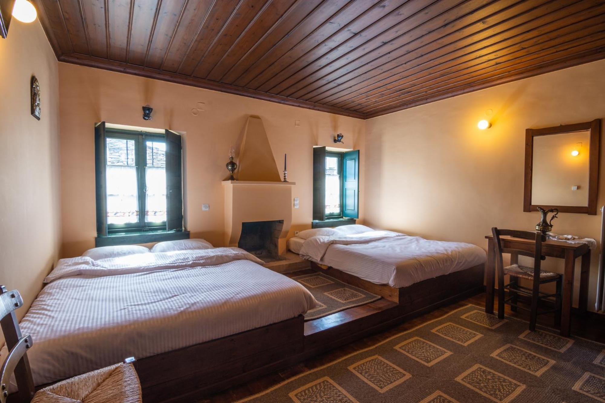 Deluxe Queen Room with Two Queen Beds photo 2