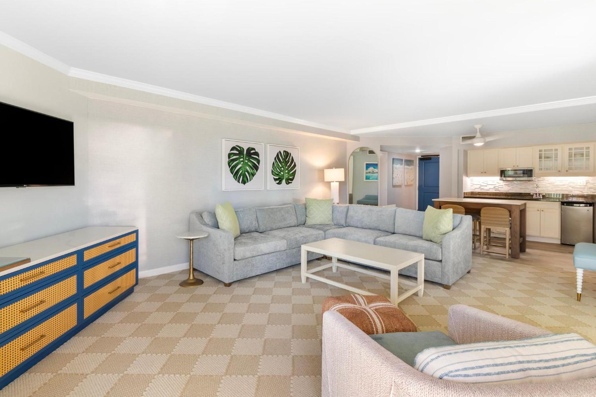 Luxury Oceanfront King Suite thumbnail 5