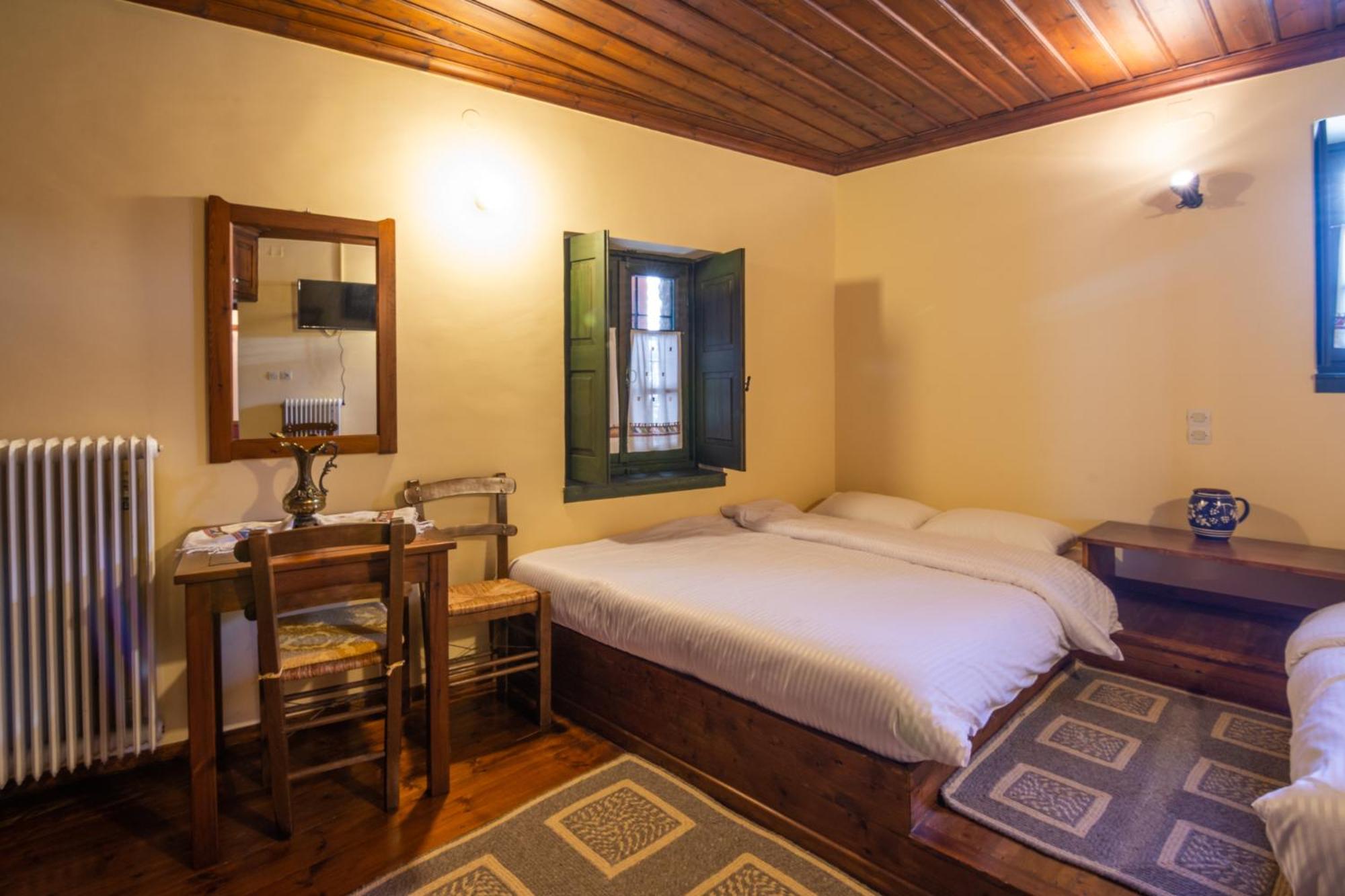 Deluxe Queen Room with Two Queen Beds photo 1