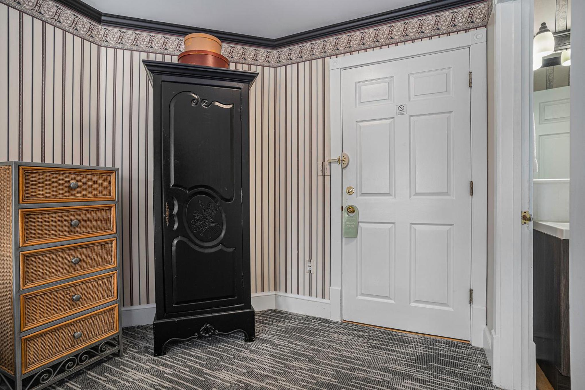 Queen Room with Balcony photo 2