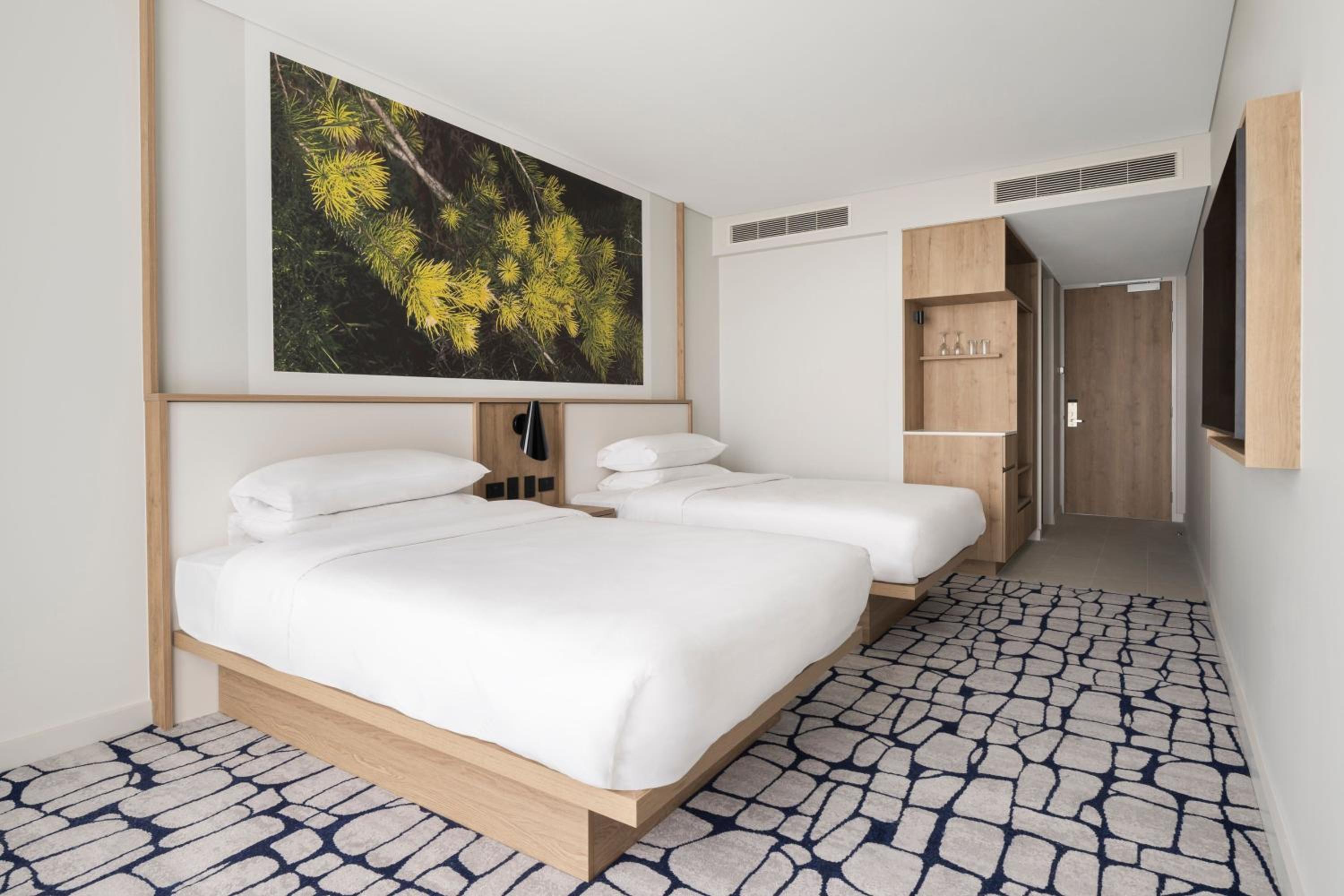 Double Room with Two Double Beds and Urban View photo 2