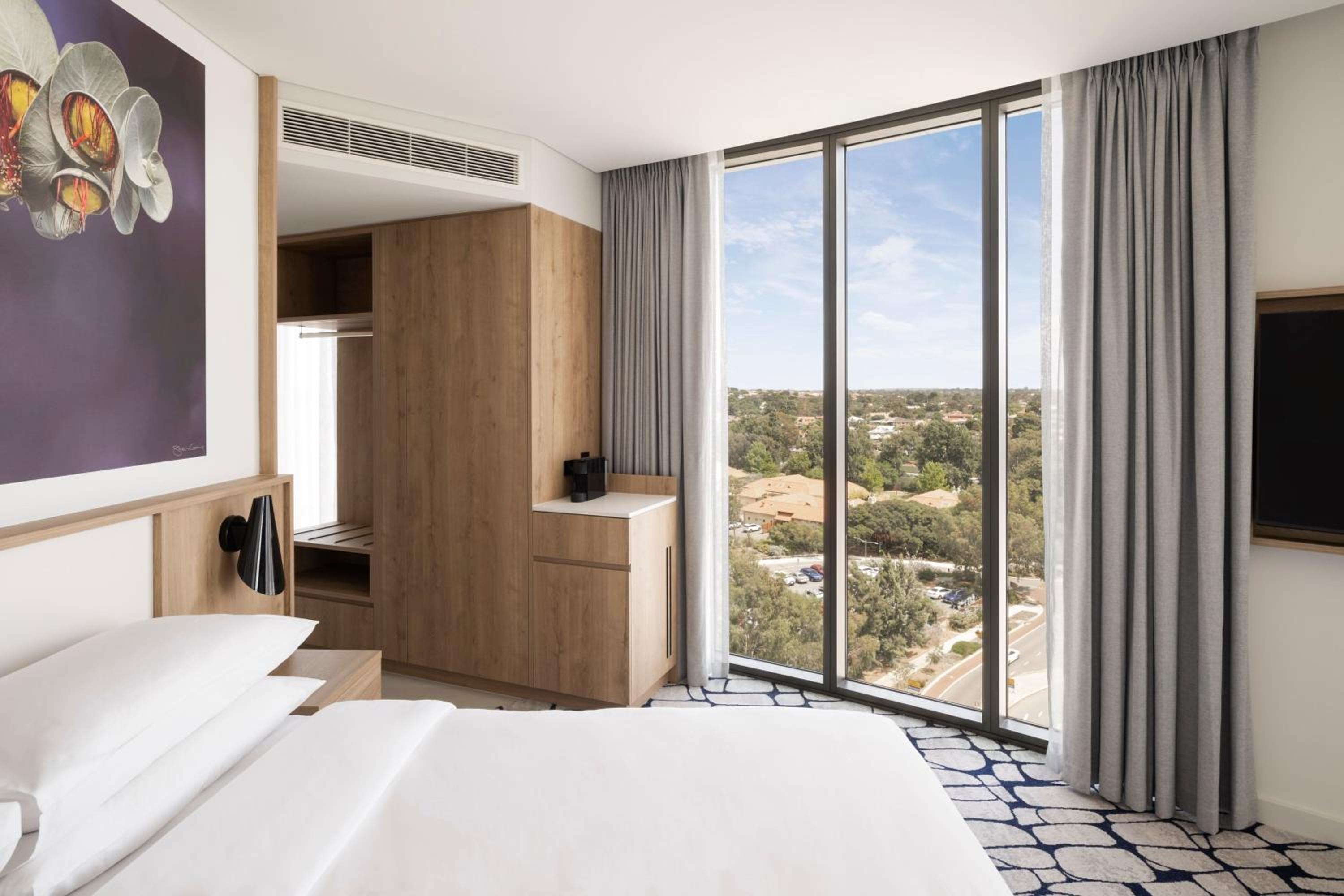 Large Corner King Room with Urban View photo 1