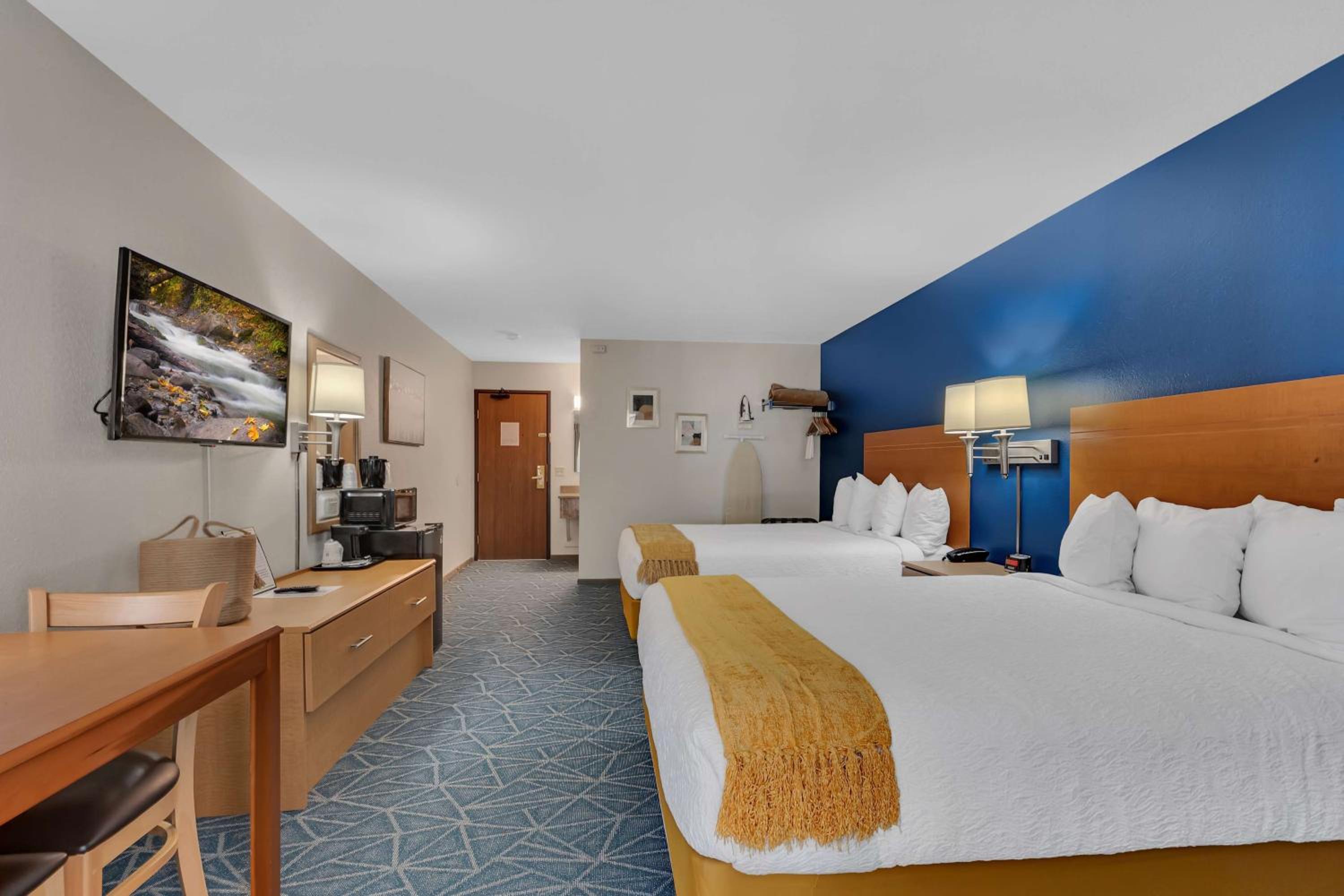 Queen Room with Two Queen Beds, Balcony and Pool View - Non-Smoking/Interior Room