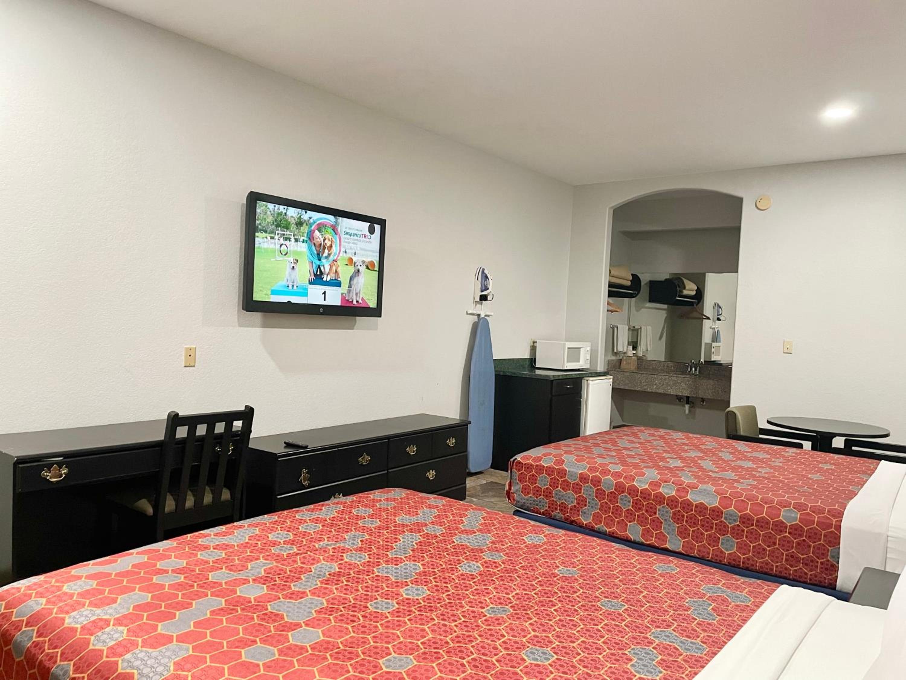 Queen Room with Two Queen Beds - Photo 6