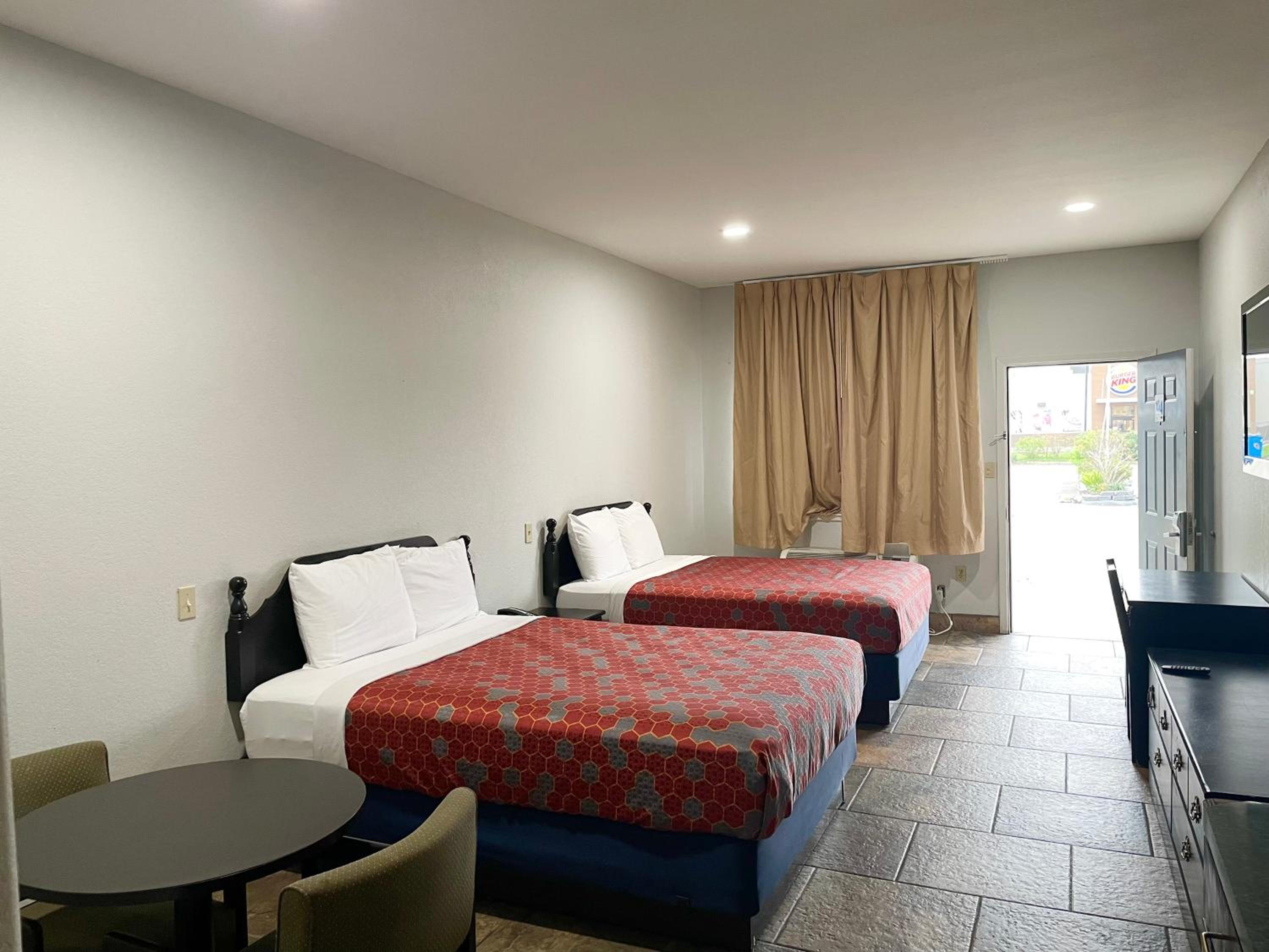 Queen Room with Two Queen Beds - Photo 7