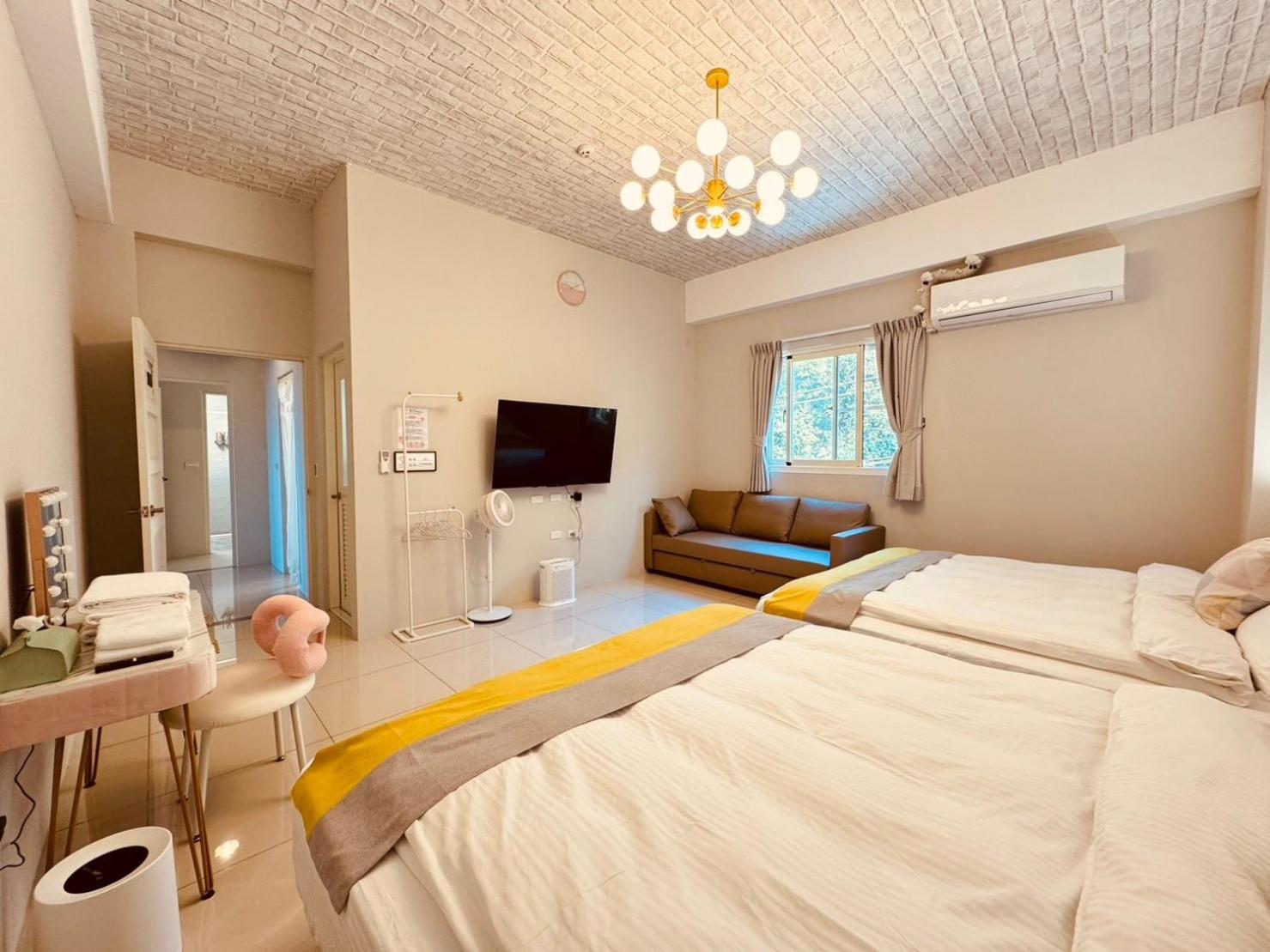 Queen Room with Two Queen Beds photo 2