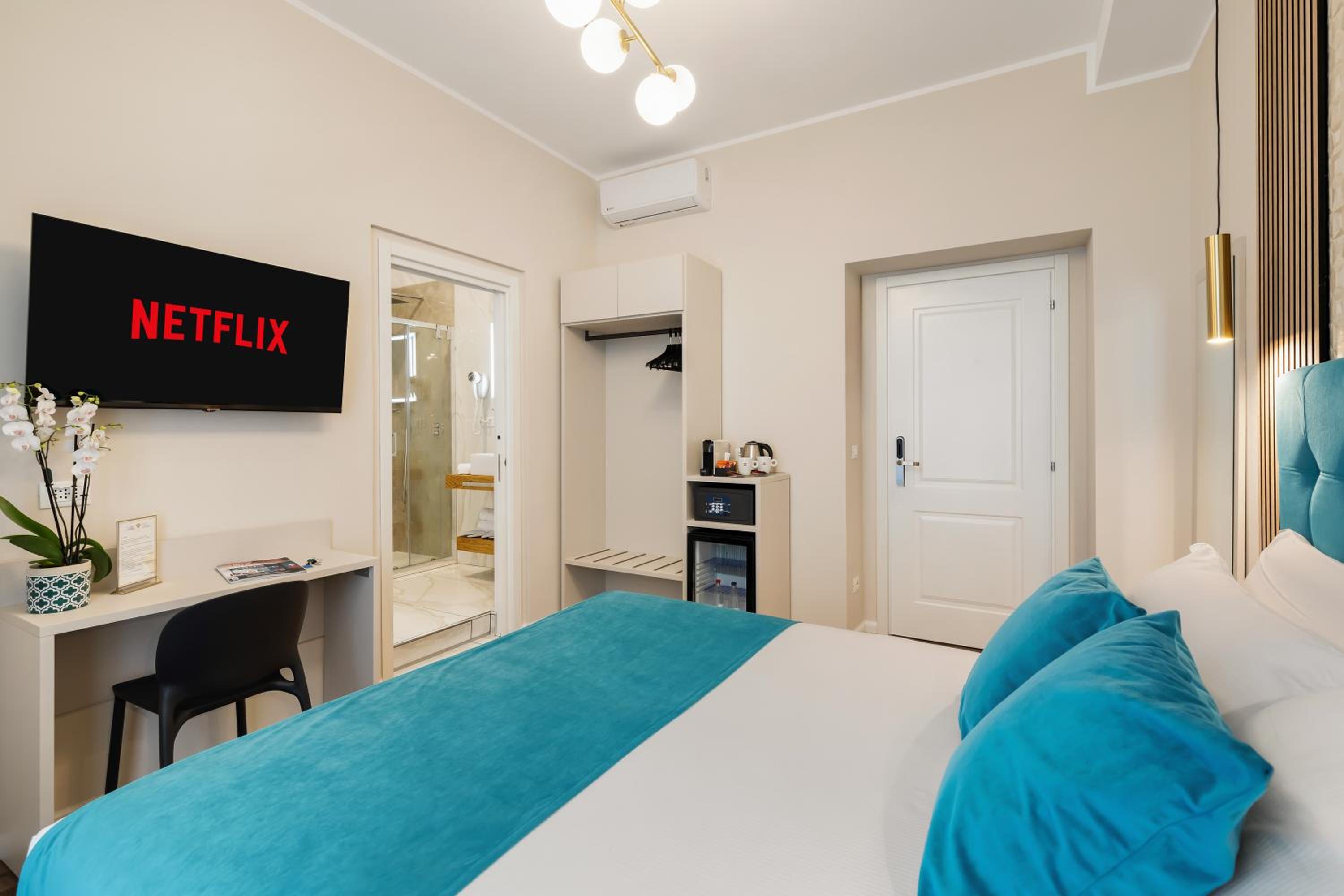 Large Double or Twin Room photo 2