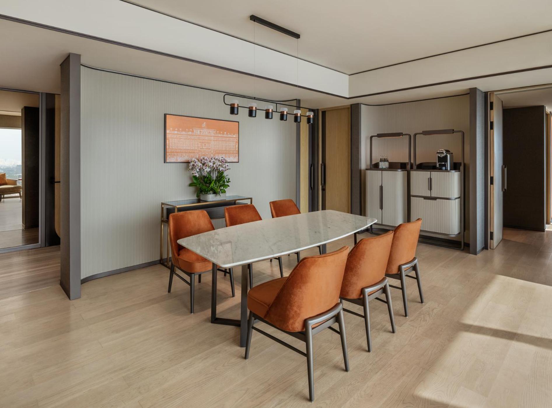 Premium King Suite with River View photo 3