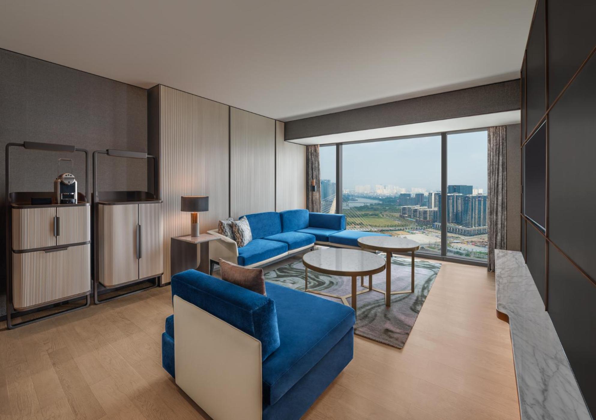One-Bedroom King Suite with River View photo 2
