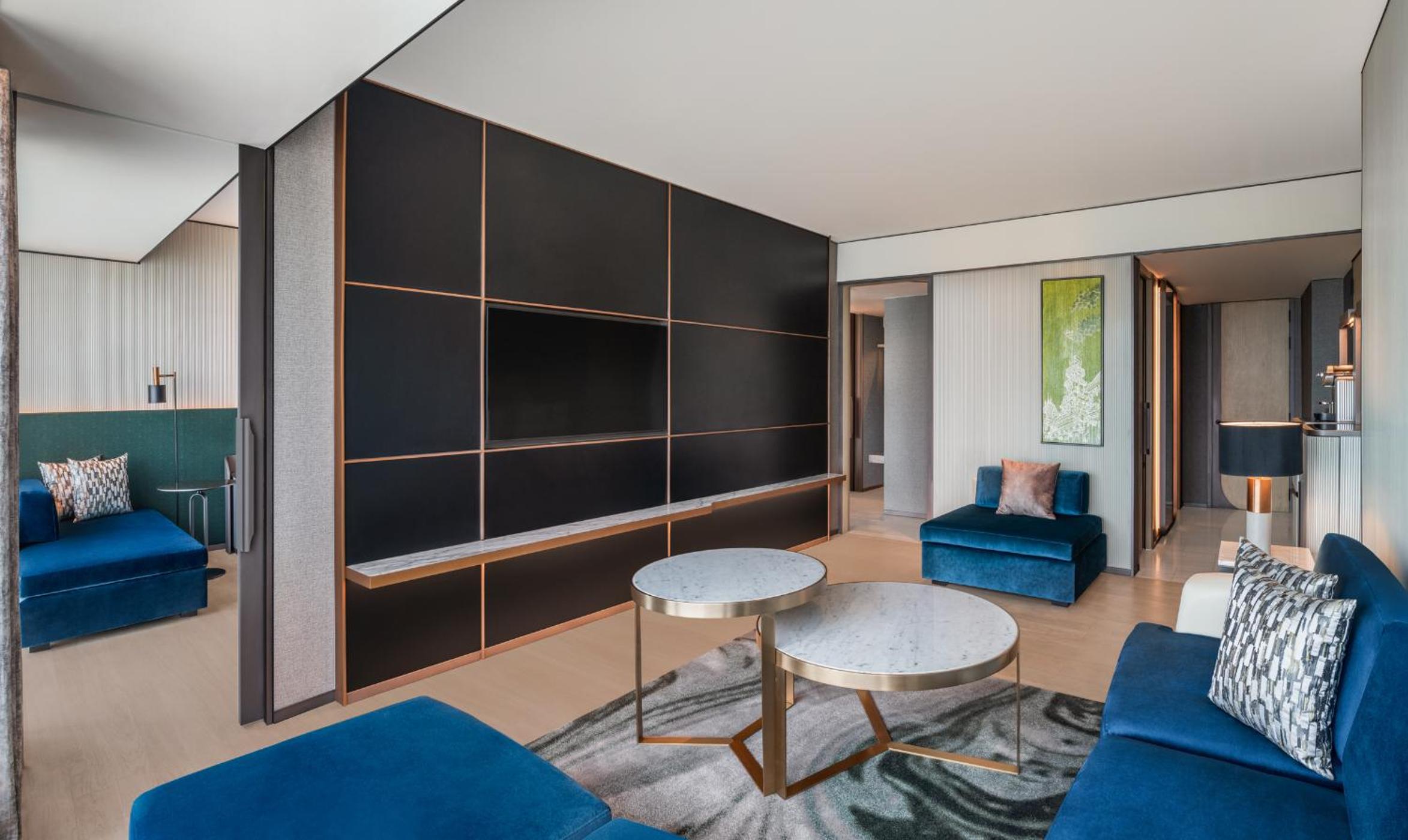 One-Bedroom King Suite with River View photo 3