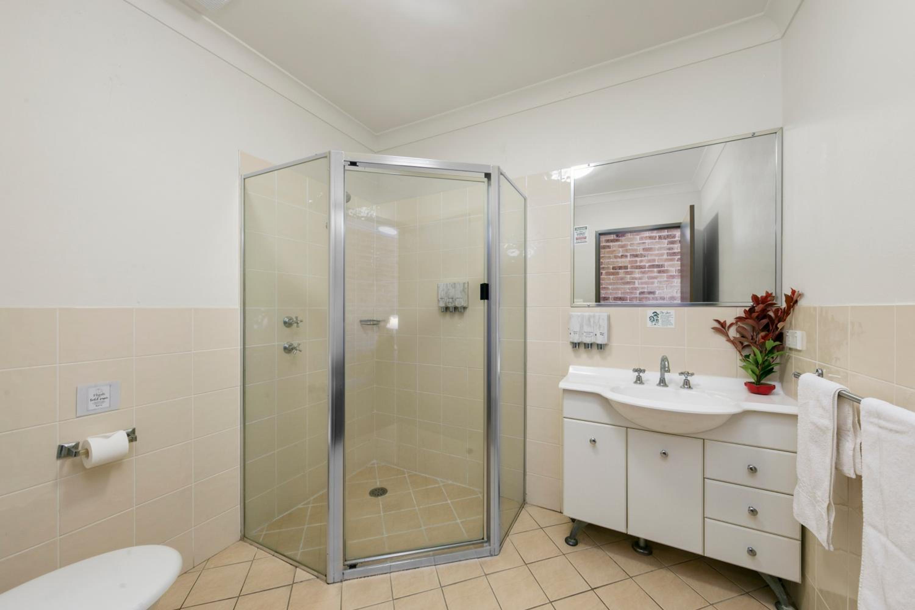 Standard Queen Room - Photo 4