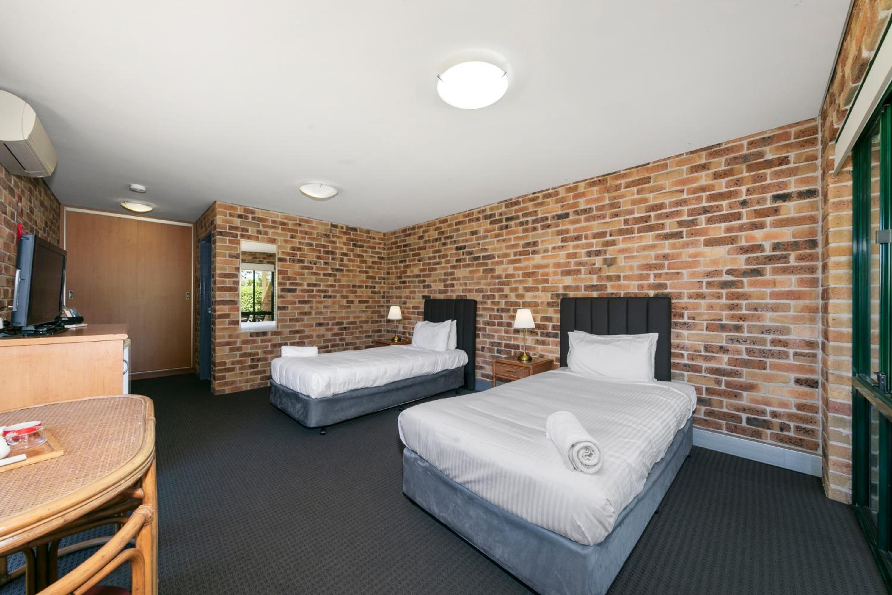 Standard Twin Room - Photo 1