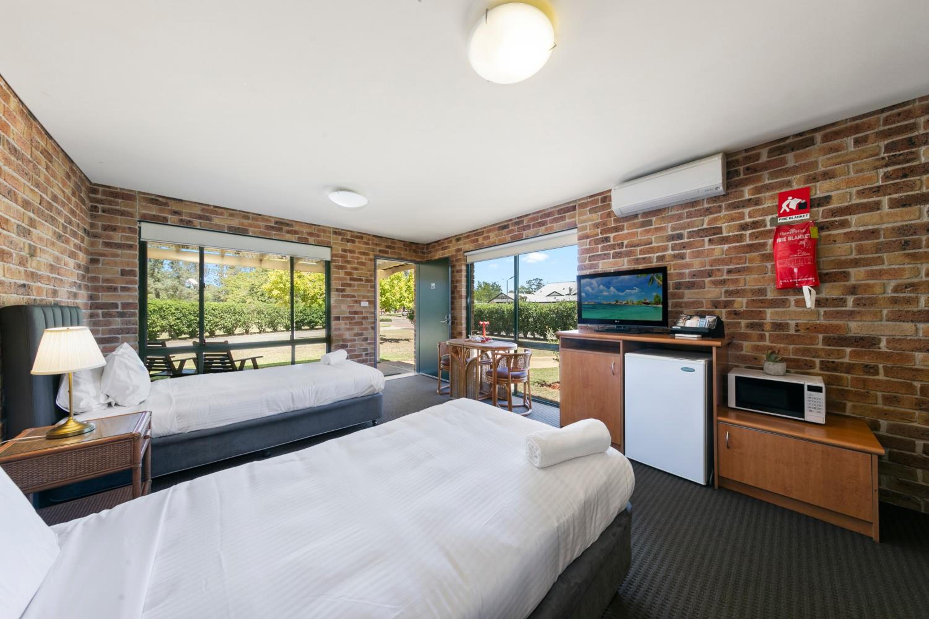 Standard Twin Room - Photo 4