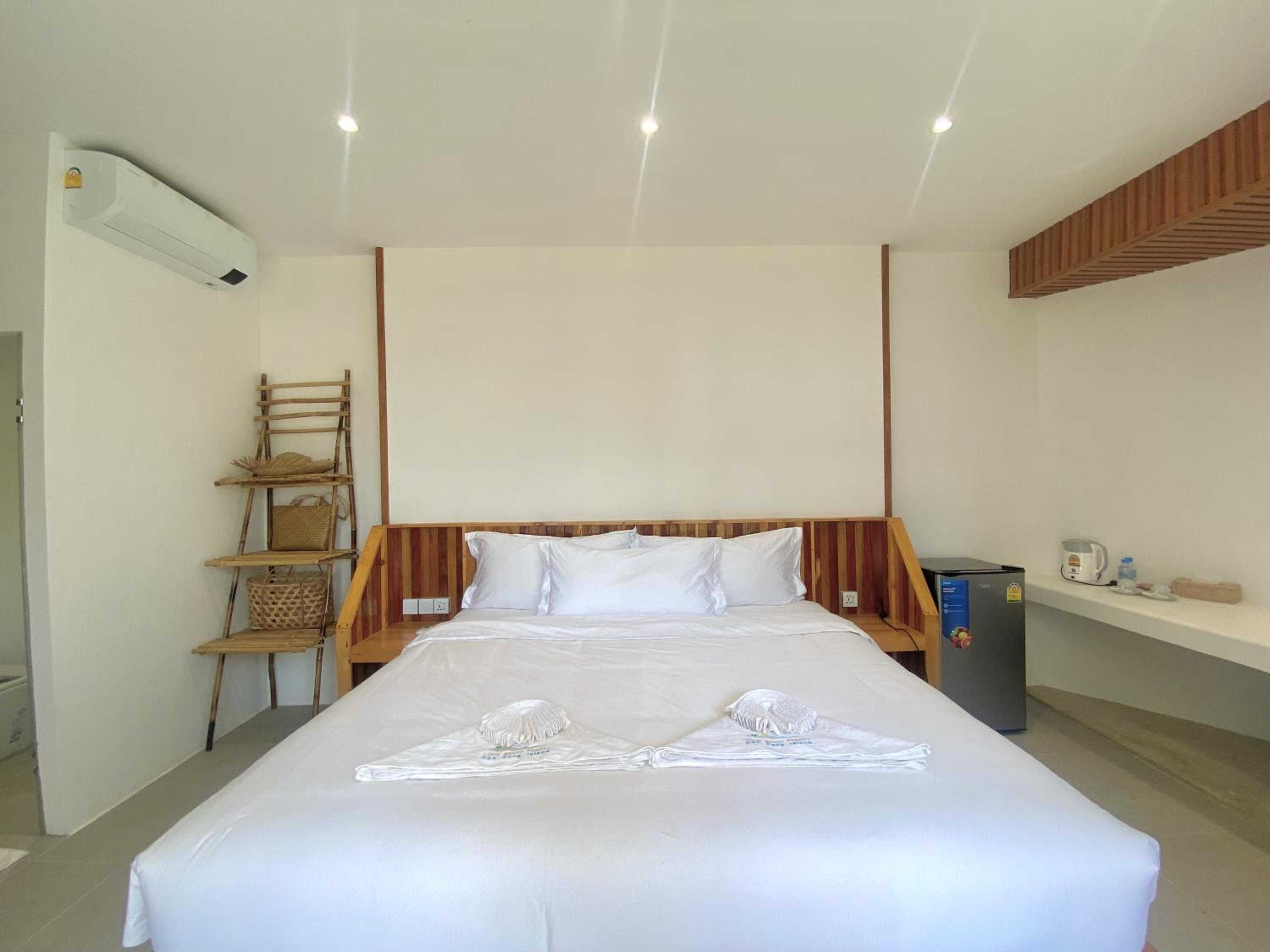 Bungalow with Garden View - Photo 4