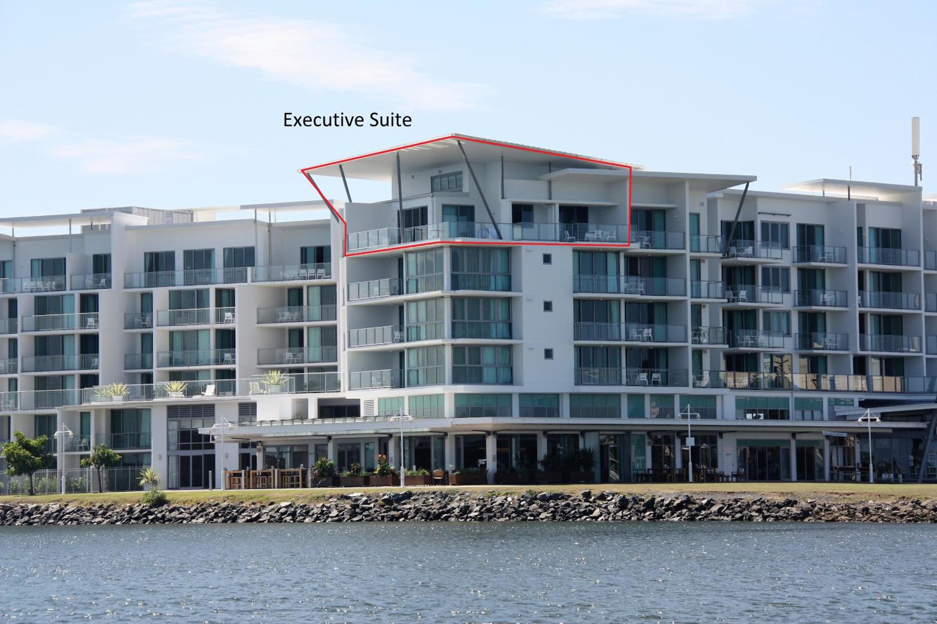 Executive Suite - Photo 8
