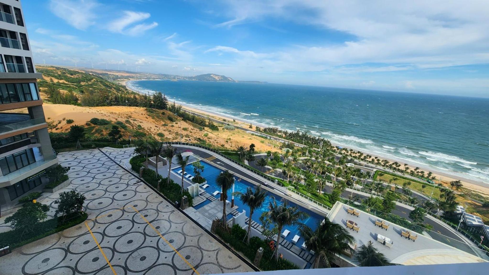 Two-Bedroom Apartment with Balcony and Sea View photo 3