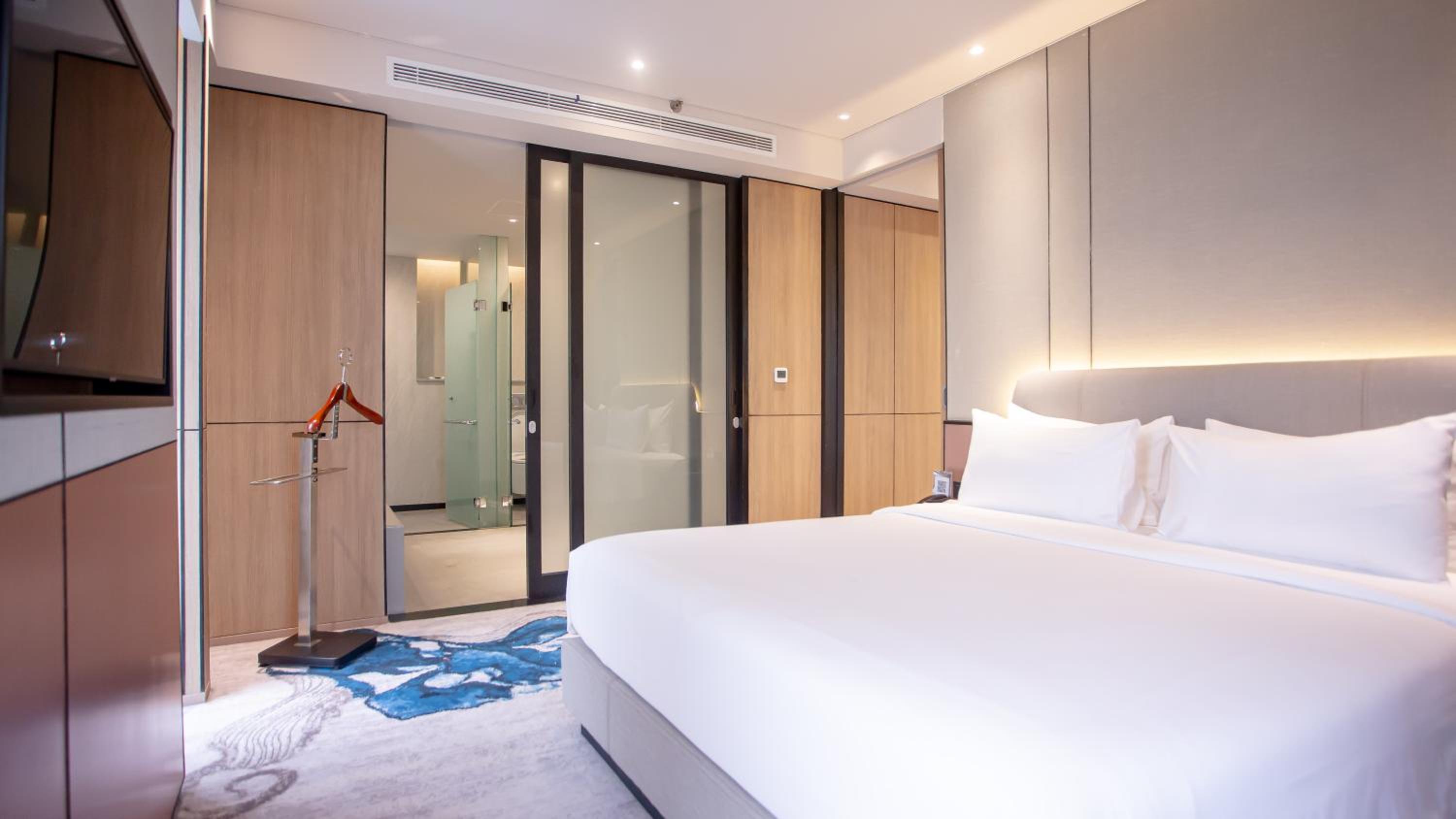 Executive King Suite - Photo 3