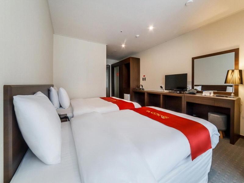 Large Twin Room - Photo 2