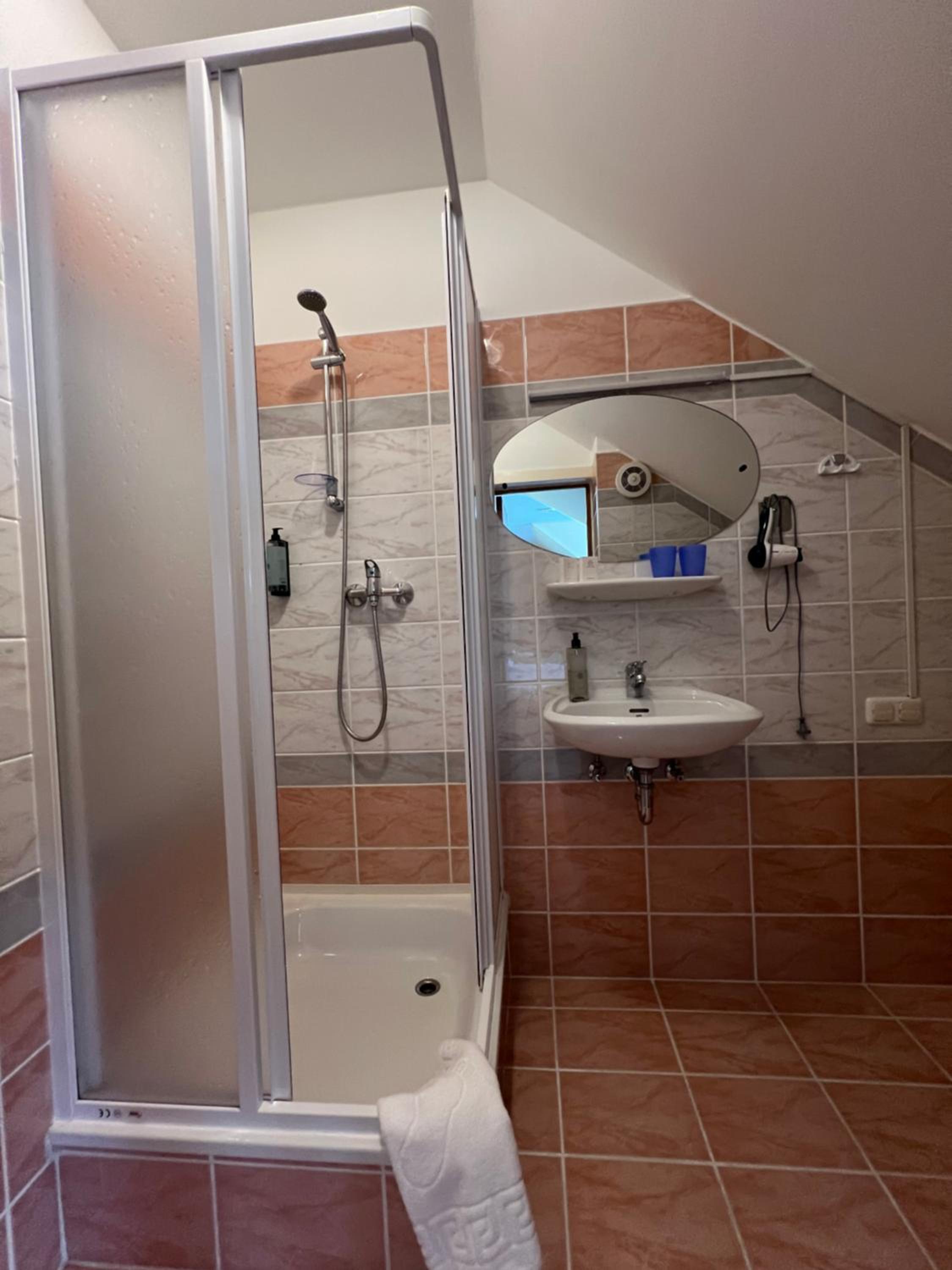 Standard Double or Twin Room - Photo 7
