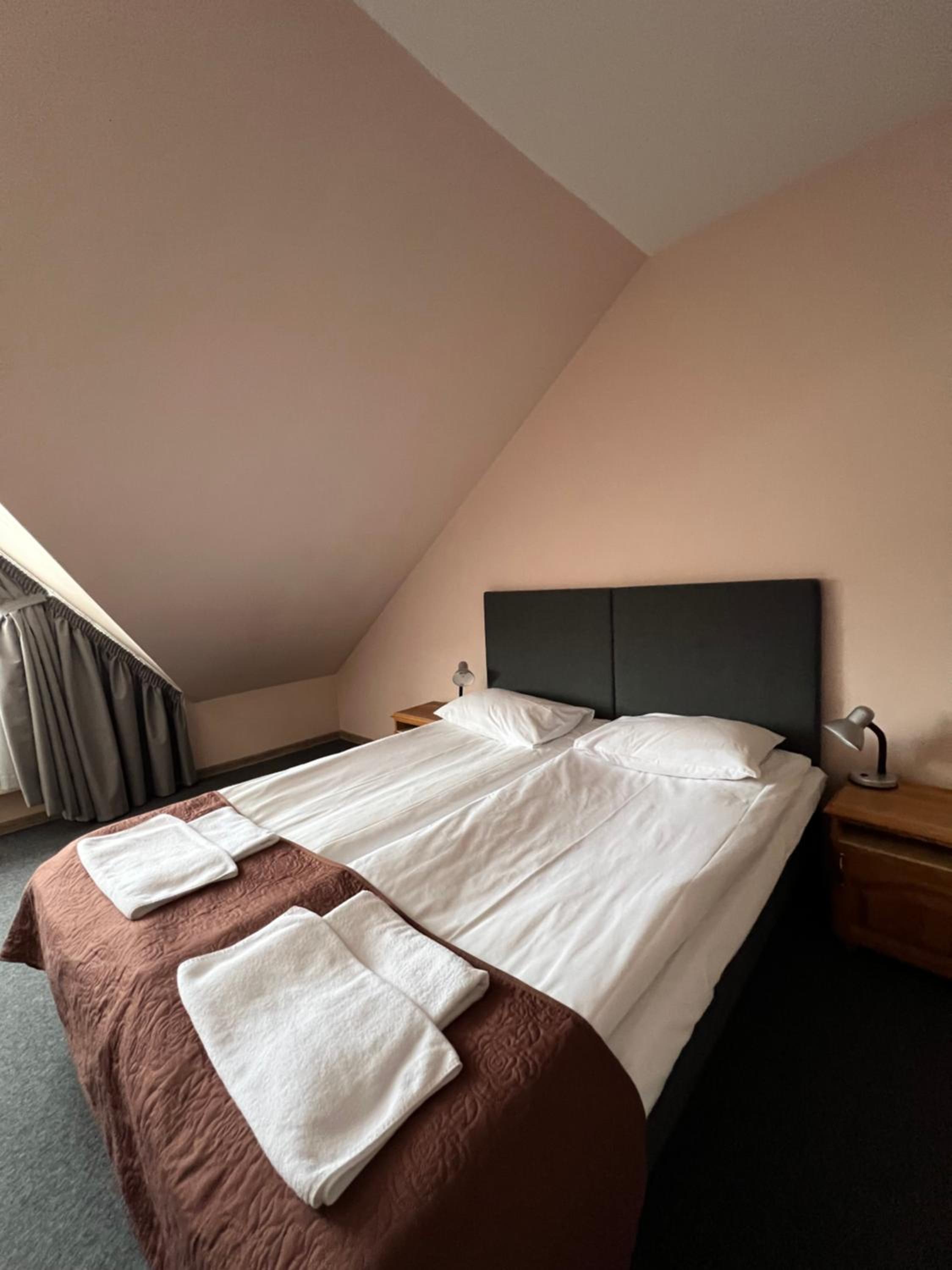 Standard Double or Twin Room - Photo 10