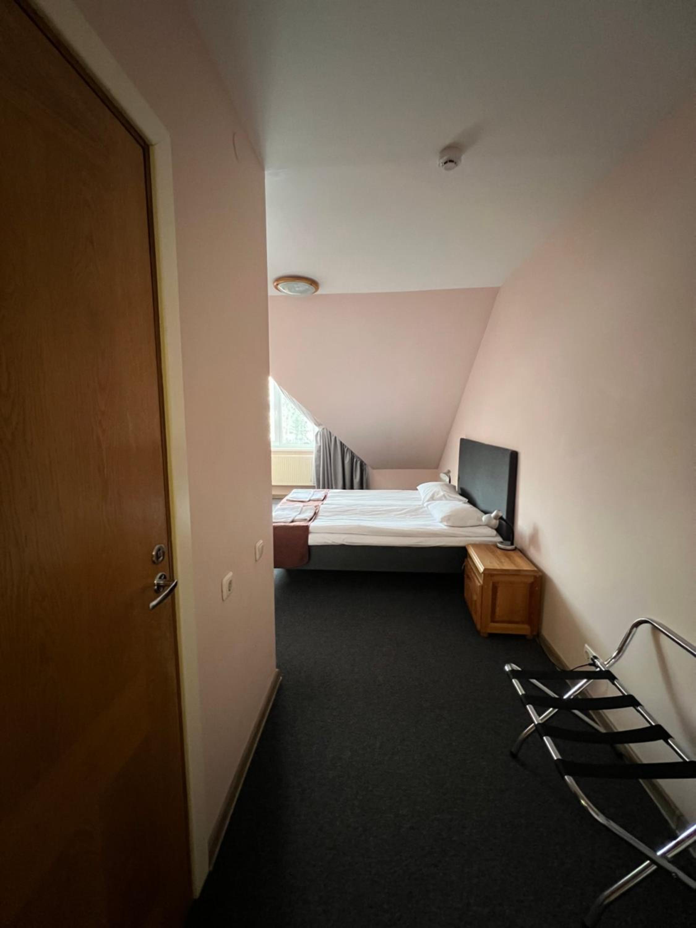 Standard Double or Twin Room - Photo 9