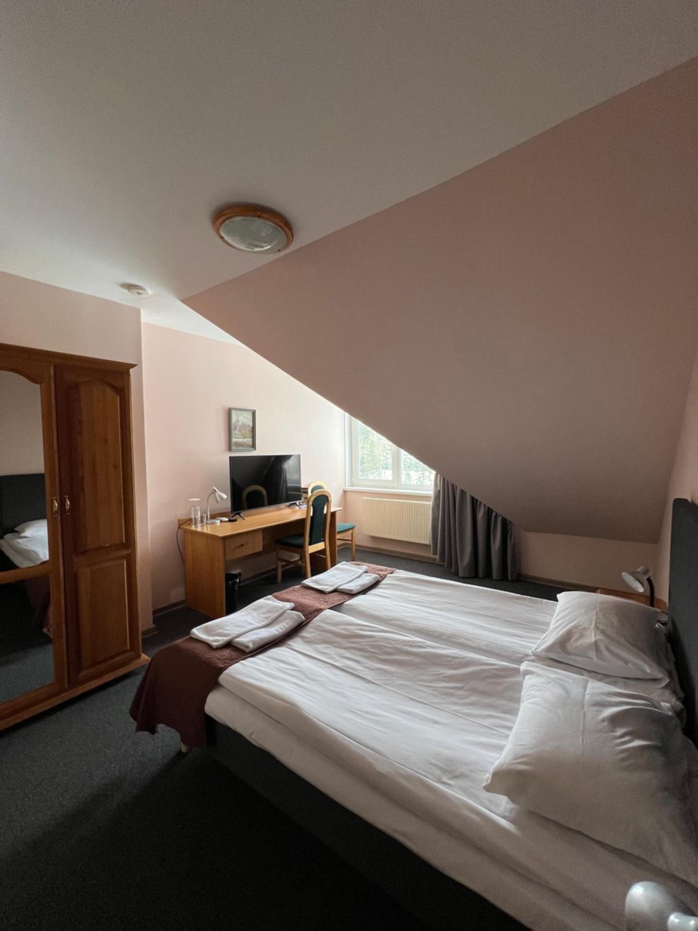 Standard Double or Twin Room - Photo 11
