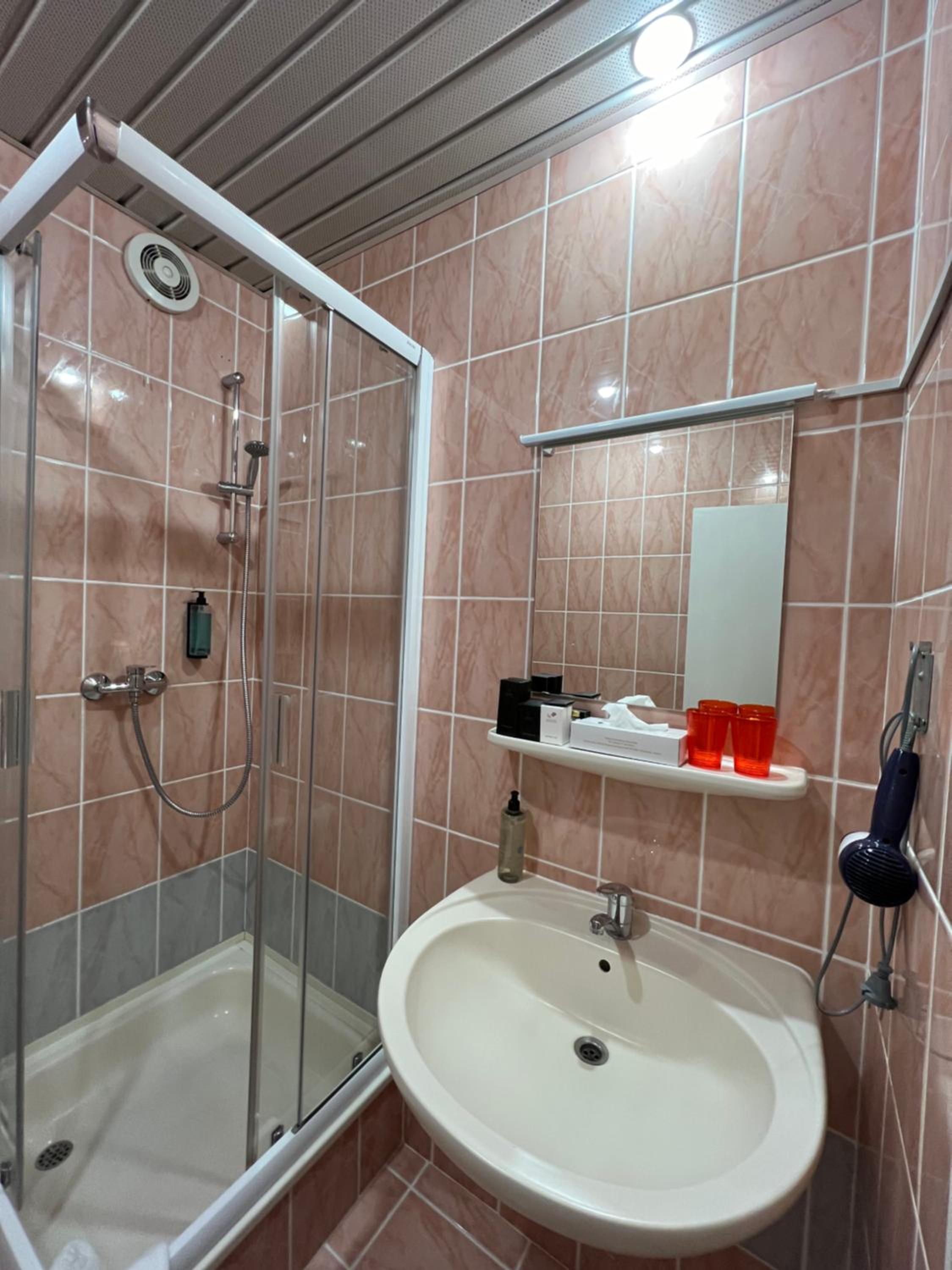 Deluxe Double or Twin Room - Photo 8