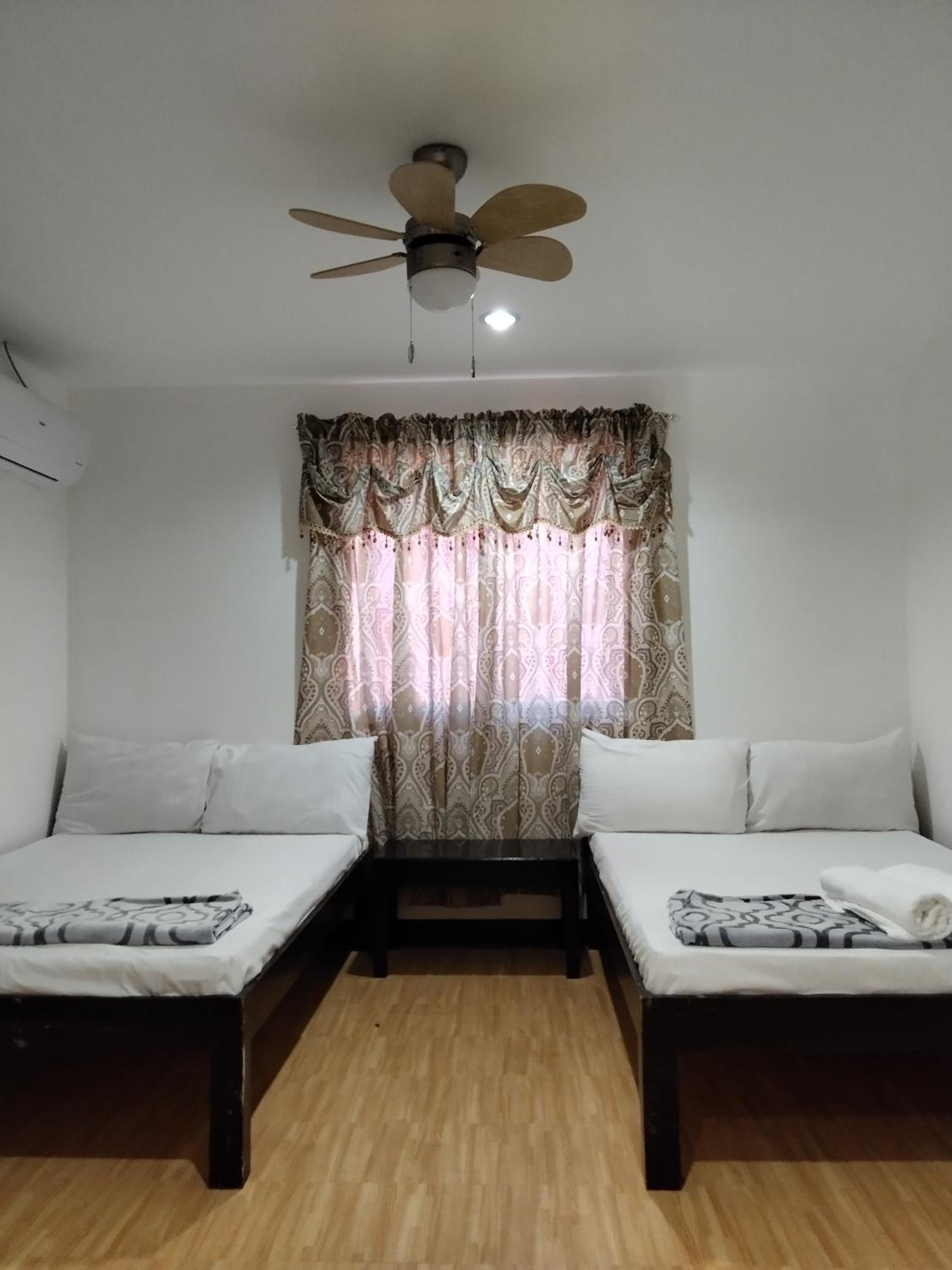 Queen Room with Two Queen Beds photo 3