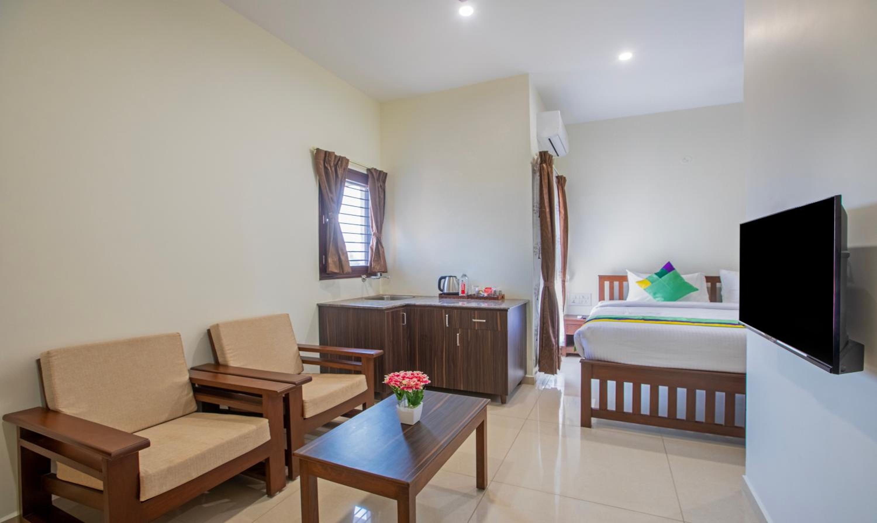 Deluxe Room with Balcony photo 2
