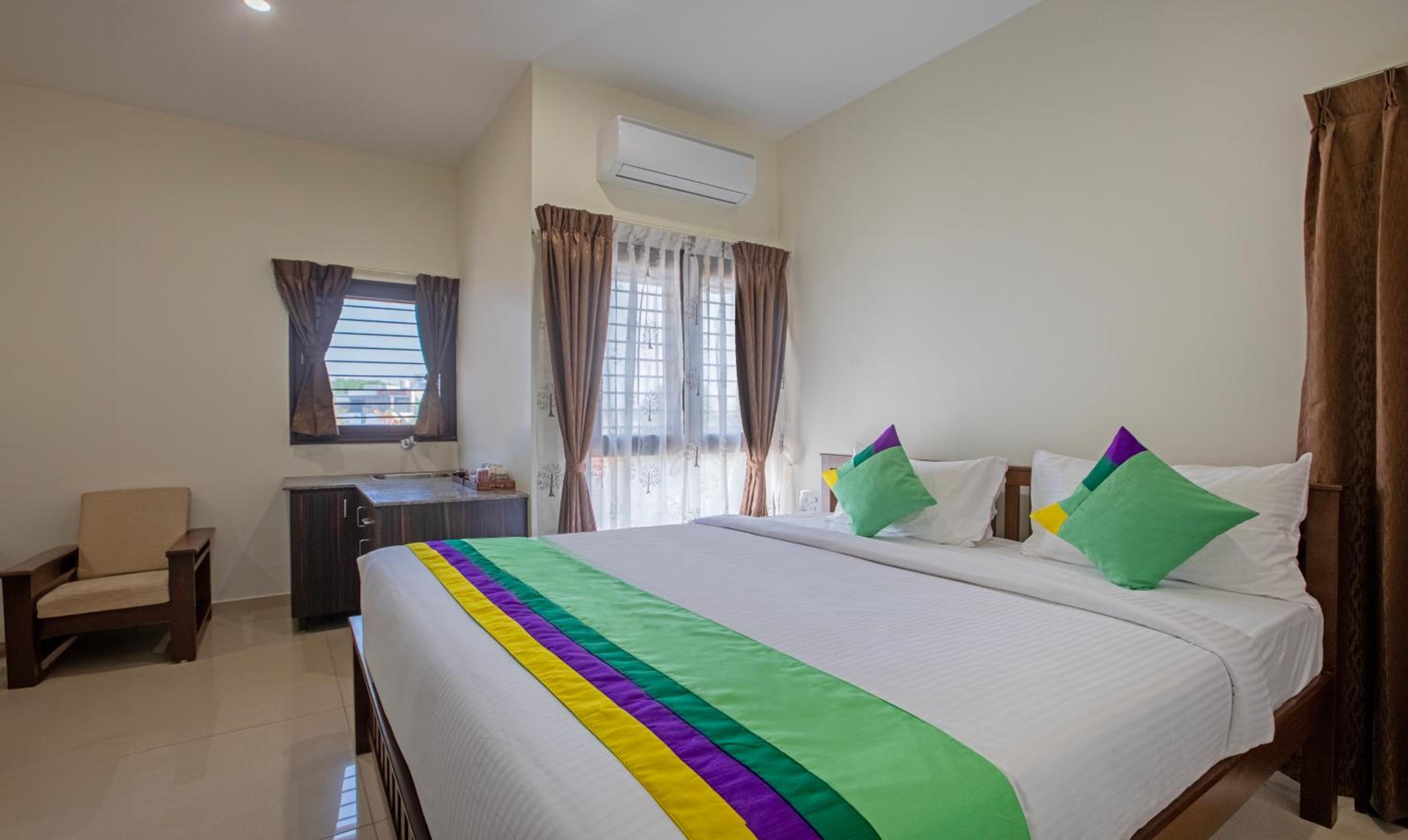 Deluxe Room with Balcony photo 3