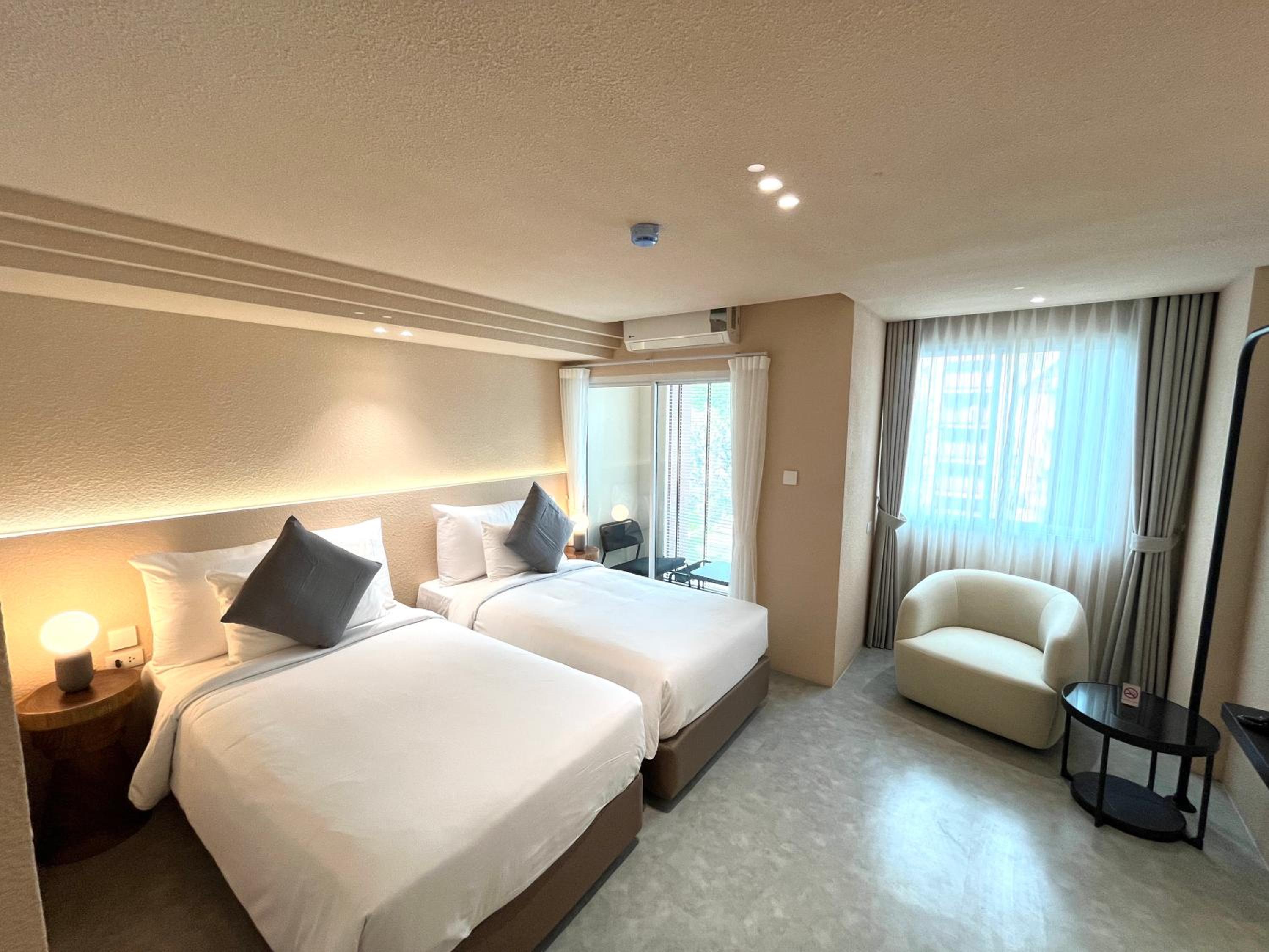 Deluxe with City View - Photo 14